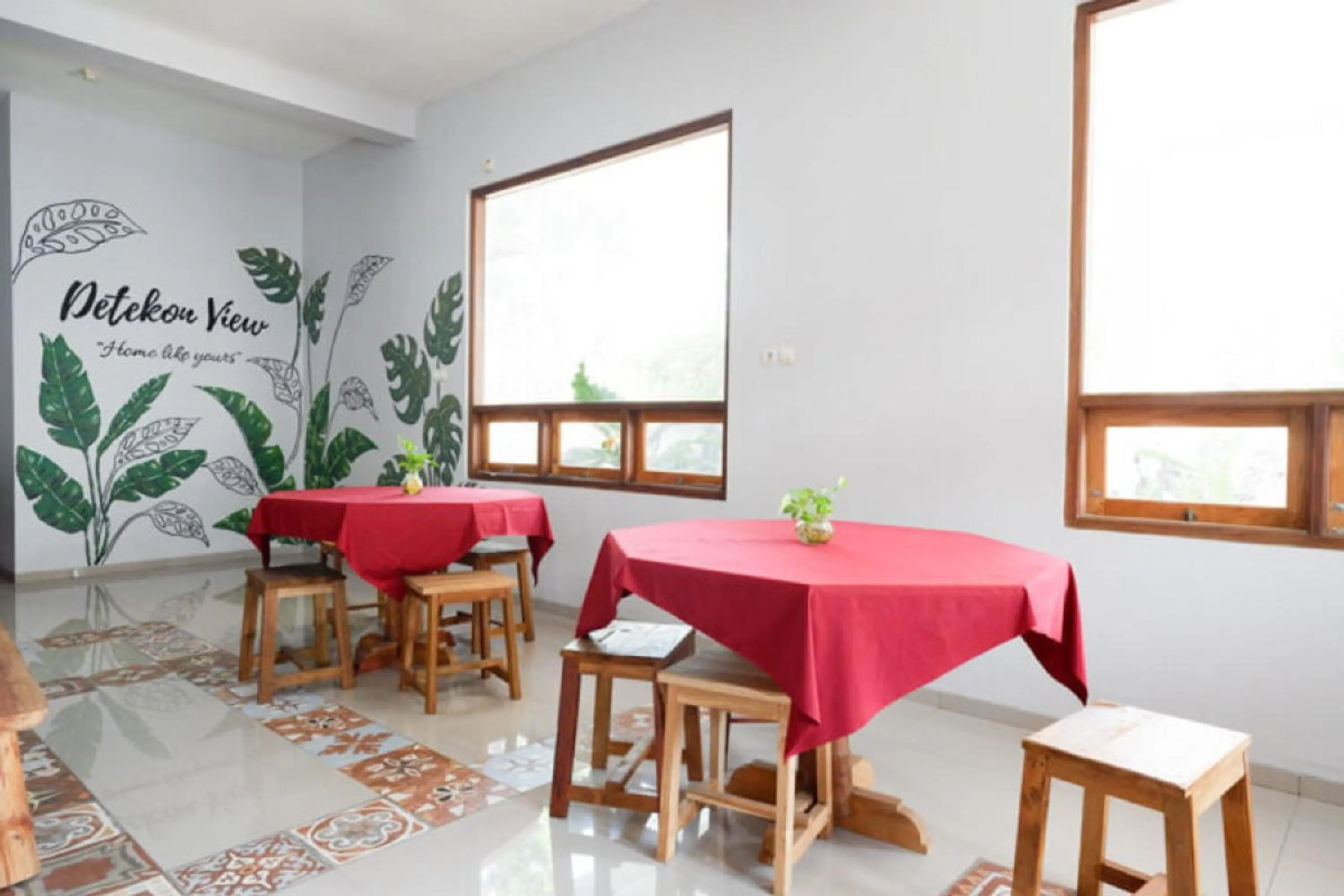 Lounge or bar in RedDoorz Syariah near Kawasan Sam Poo Kong 2