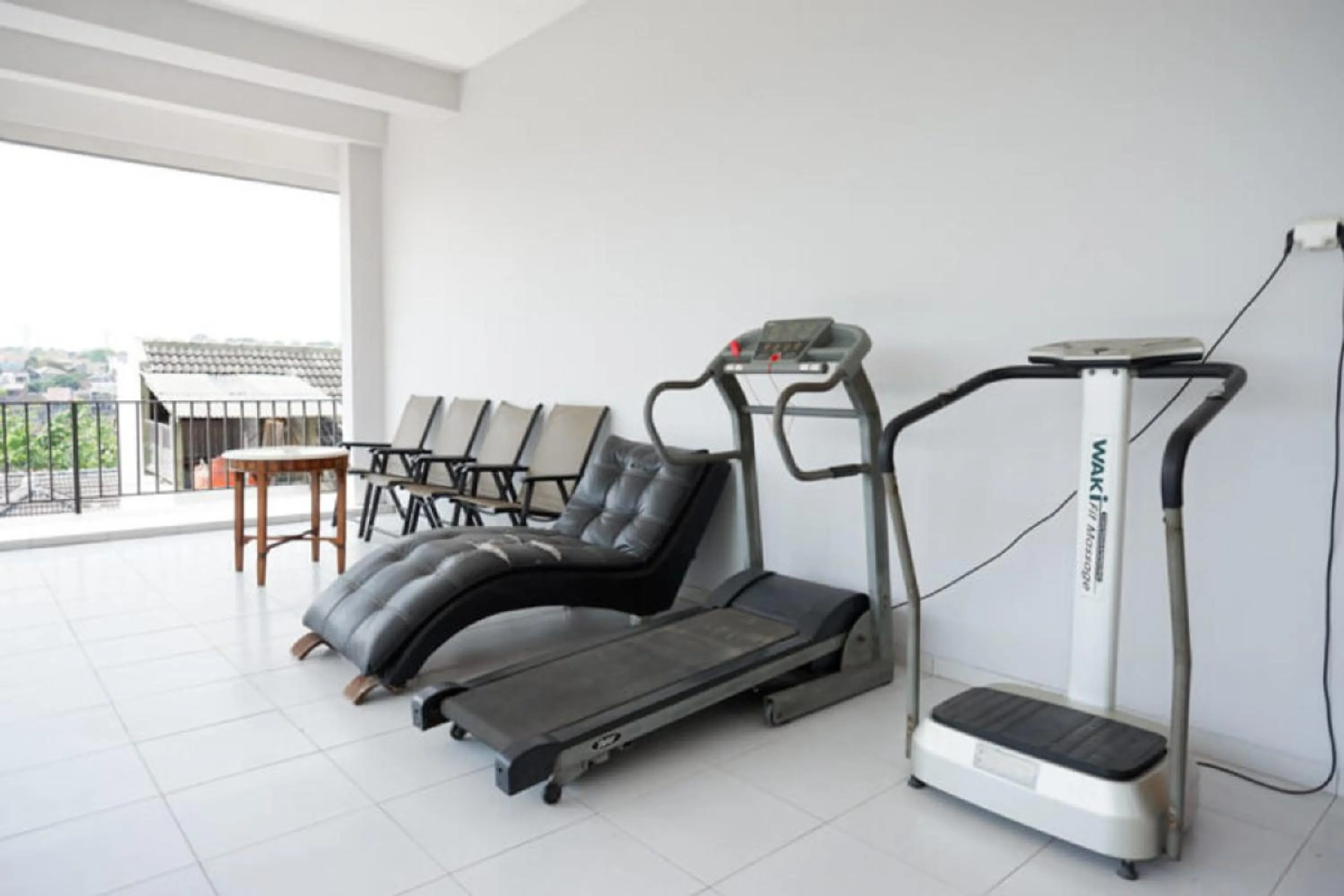 Fitness centre/facilities in RedDoorz Syariah near Kawasan Sam Poo Kong 2