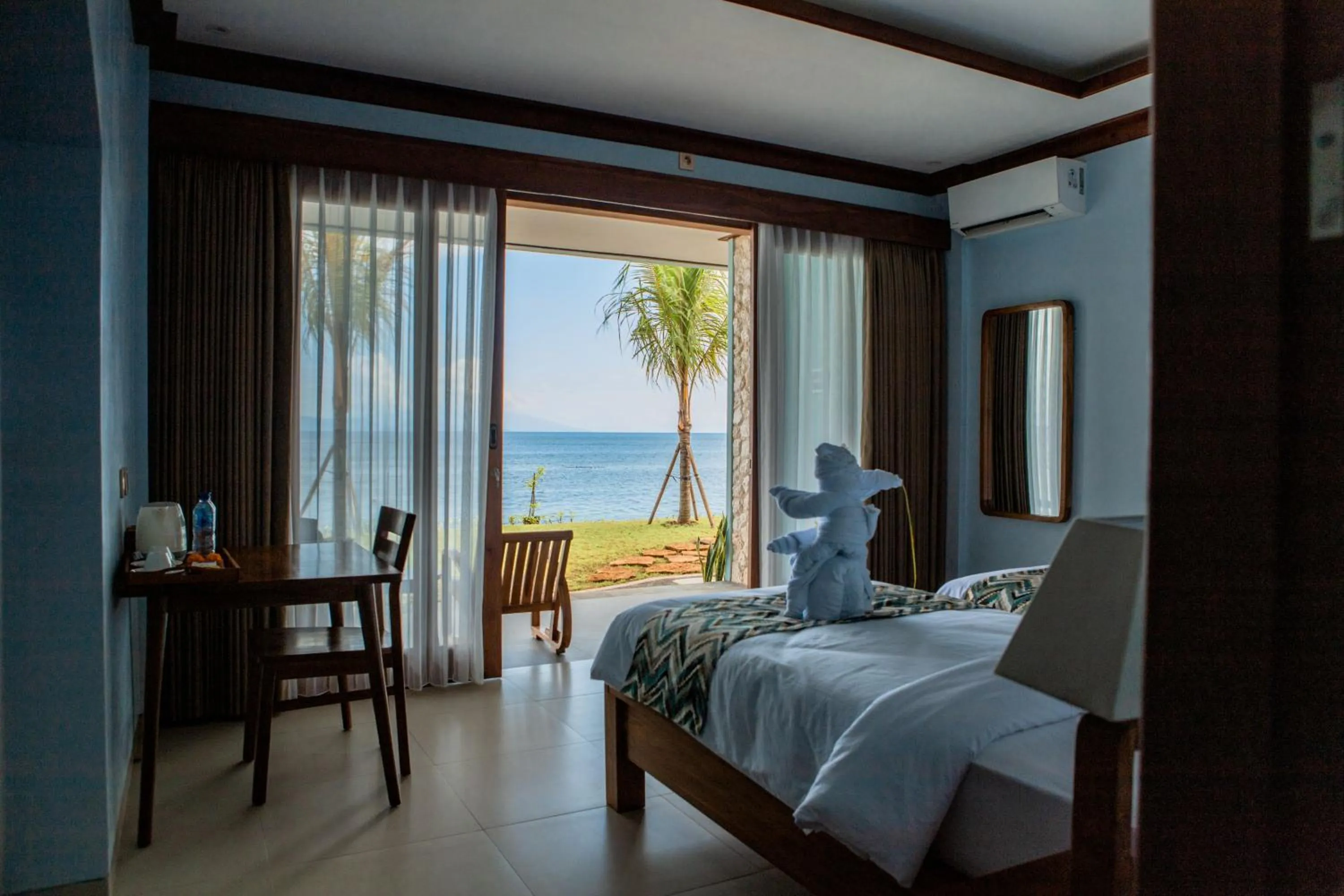 Bed in Blue Harbor Beachfront Villas & Resto