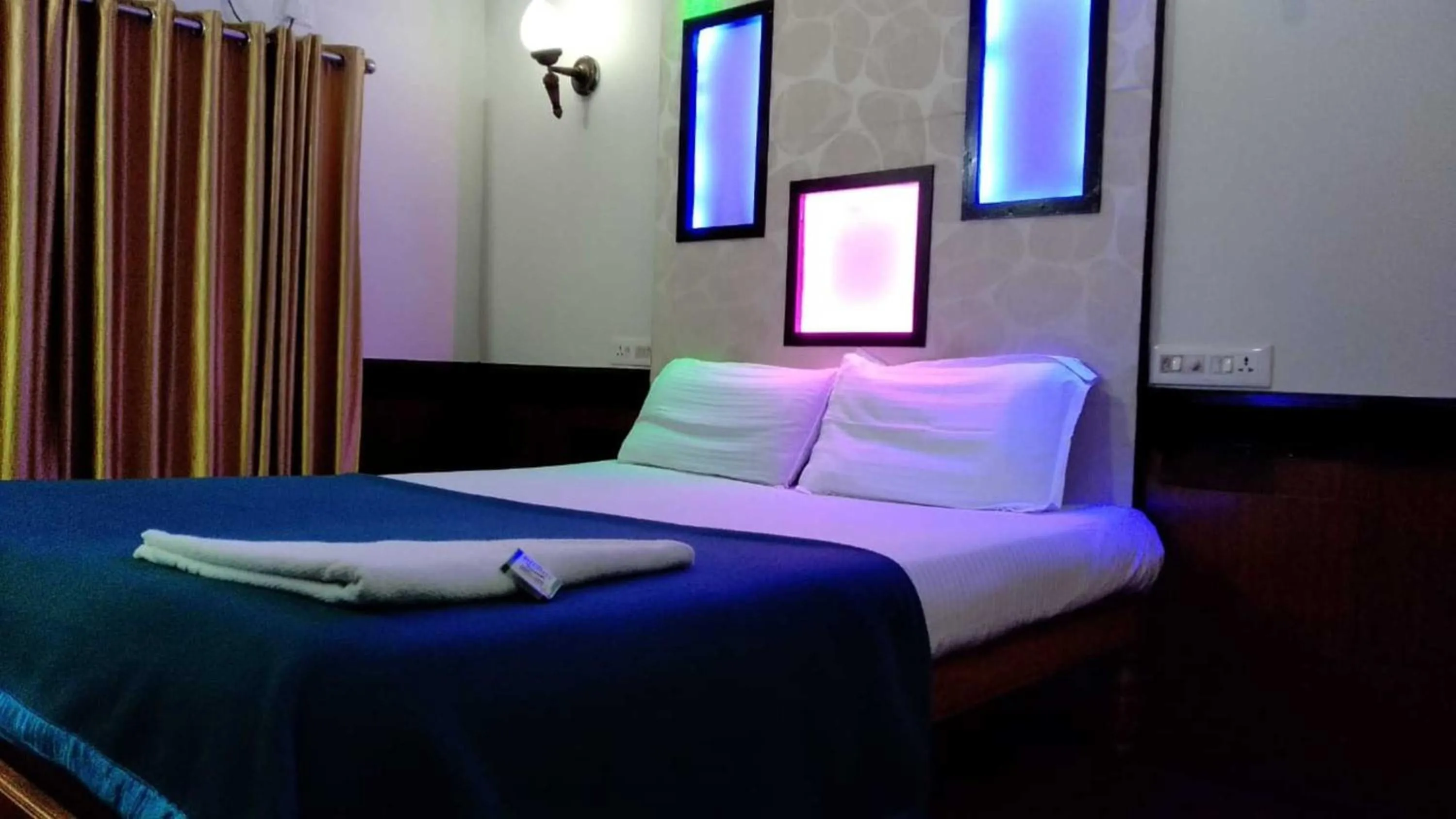 Bedroom, Bed in Cosy Premium Houseboats