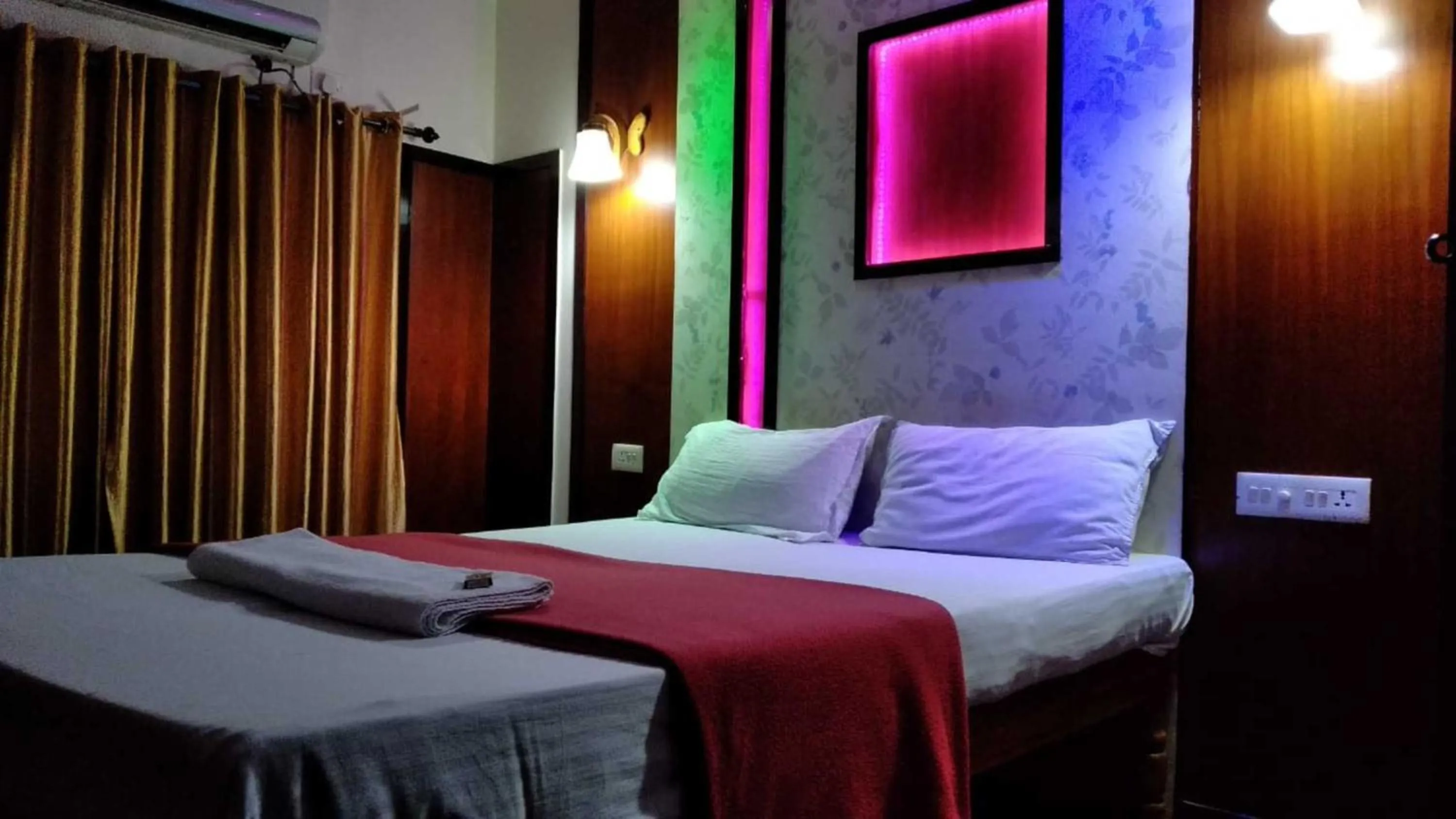 Bedroom, Bed in Cosy Premium Houseboats