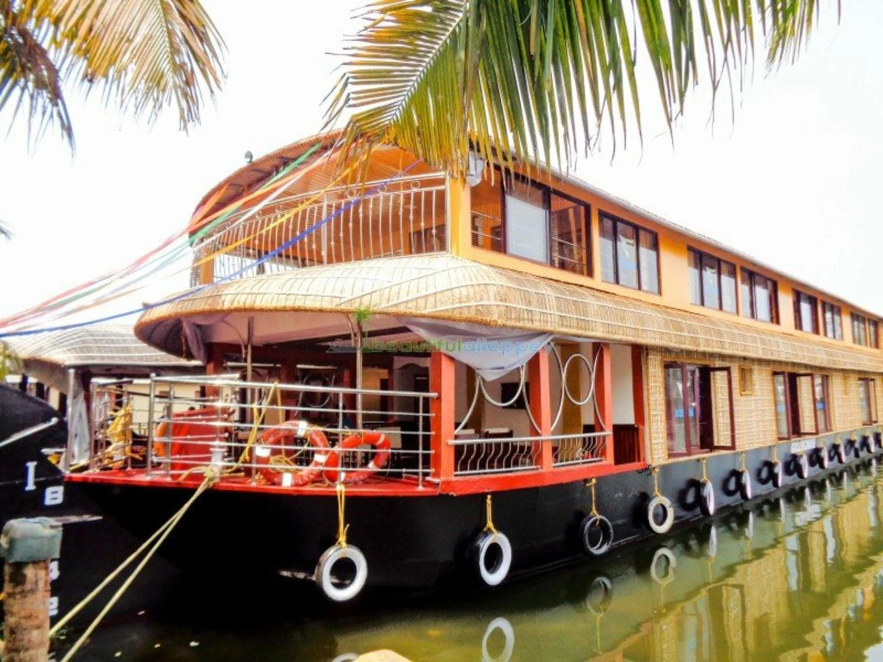 Property building in Cosy Premium Houseboats