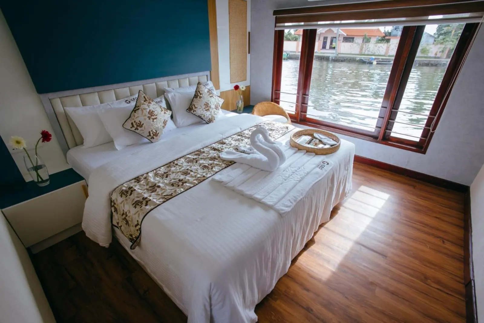 Bed in Cosy Premium Houseboats