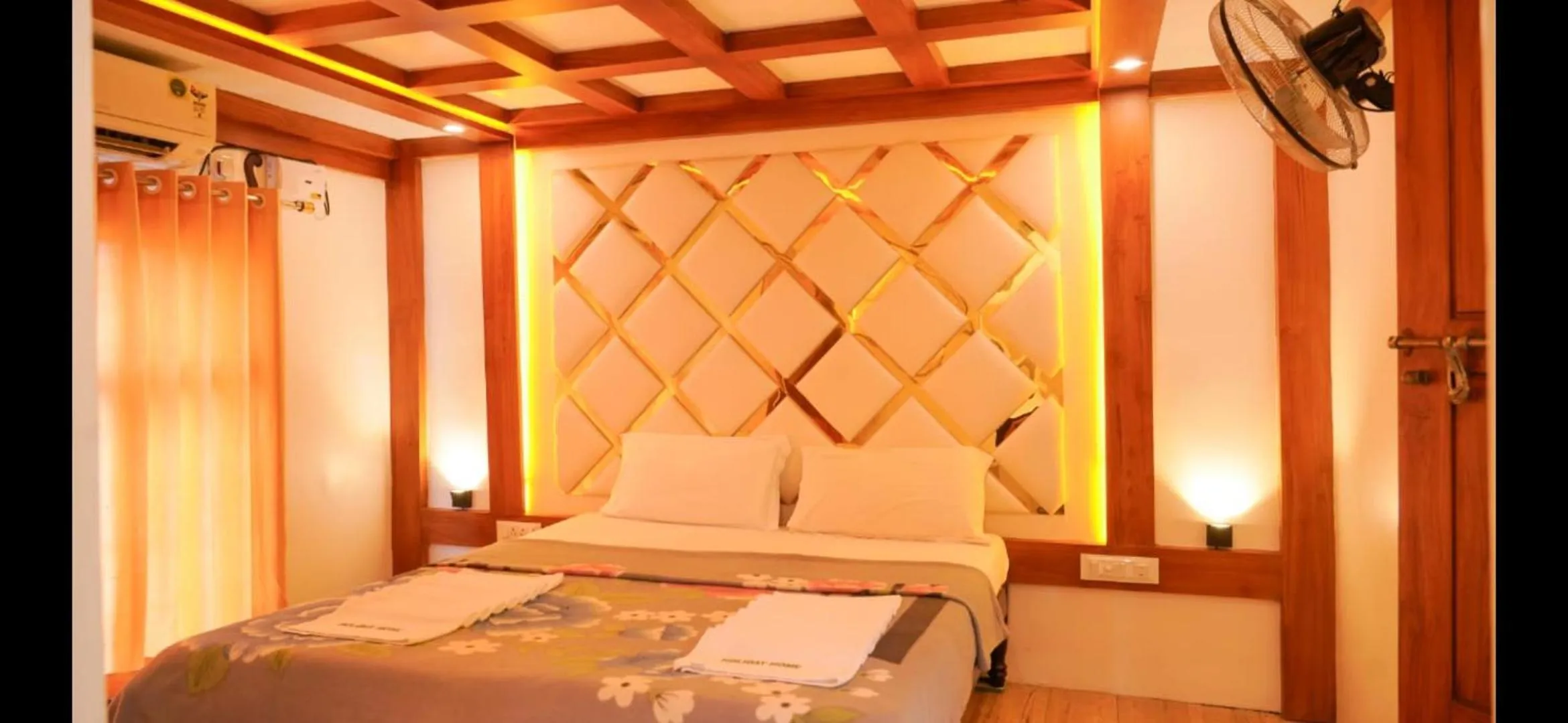 Bedroom, Bed in Cosy Premium Houseboats