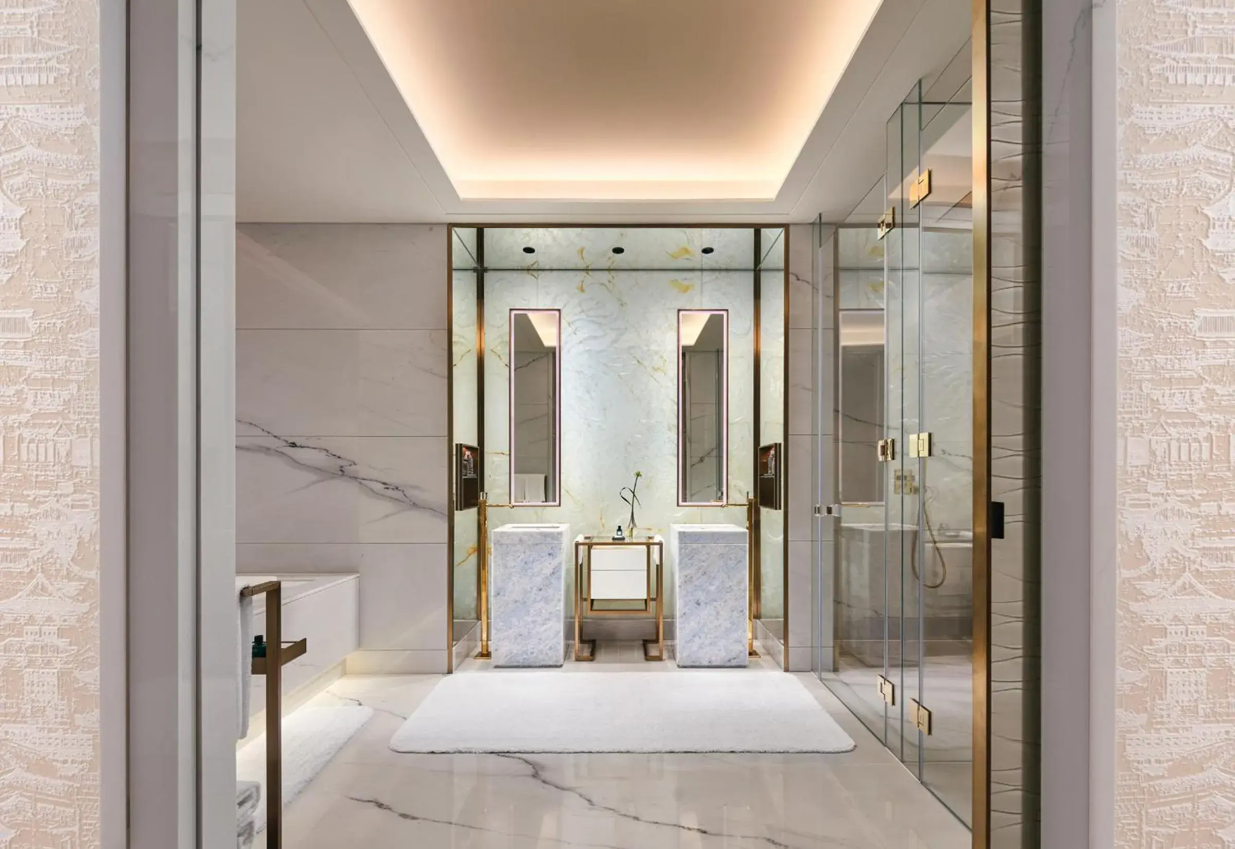 Skyline Room in J Hotel, Shanghai Tower - Above All Else, Overlooking the Bund Skyline Room in J Hotel, Shanghai Tower - Above All Else, Overlooking the Bund