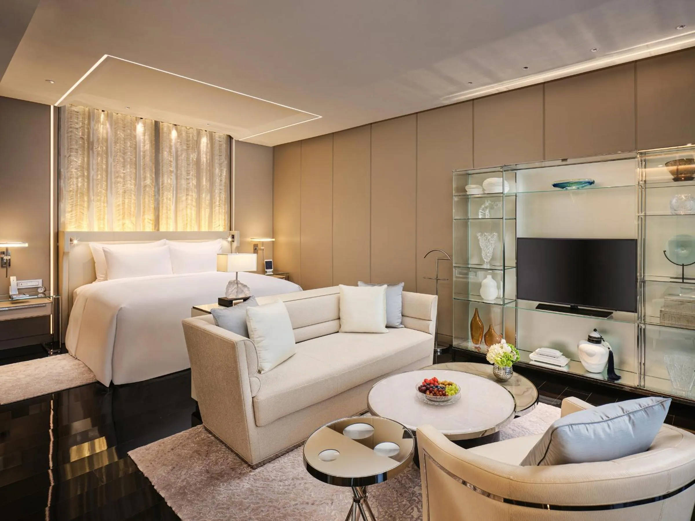 Bedroom in J Hotel, Shanghai Tower - Above All Else, Overlooking the Bund