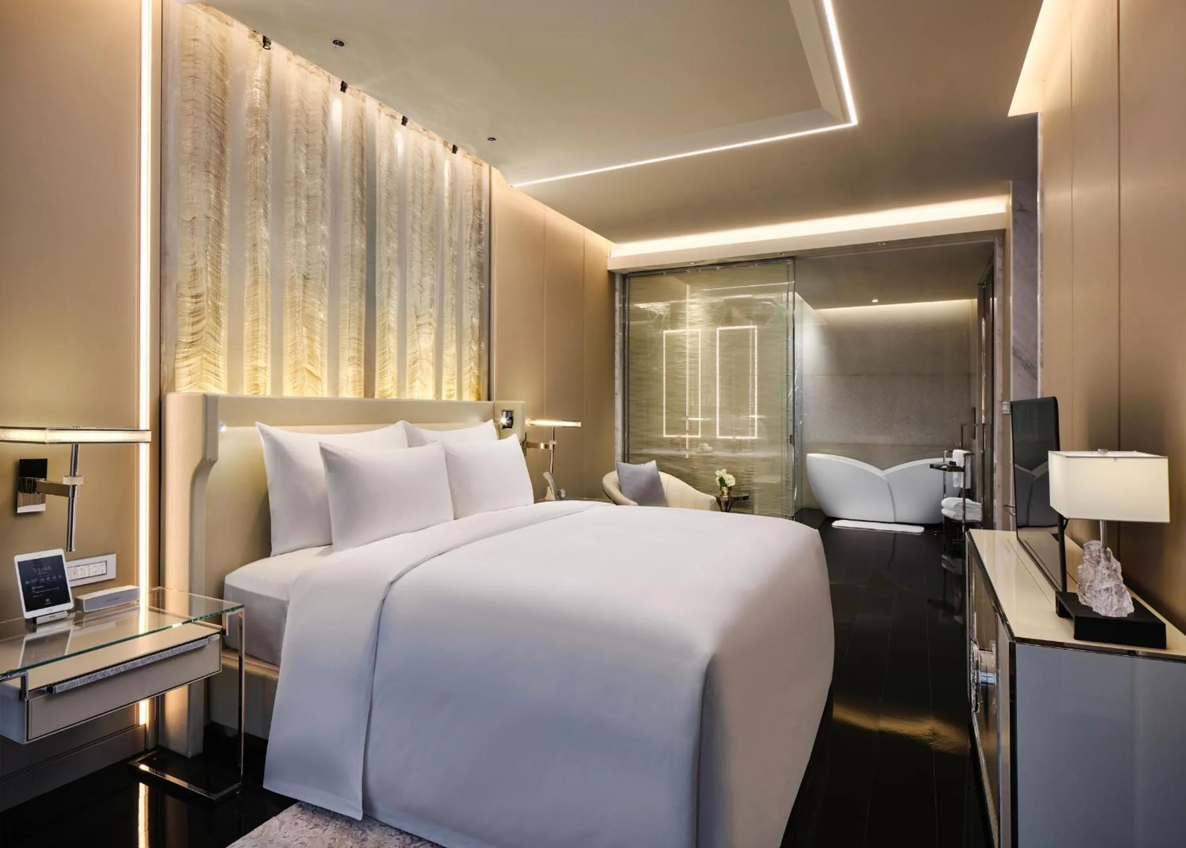 Bedroom, Bed in J Hotel, Shanghai Tower - Above All Else, Overlooking the Bund