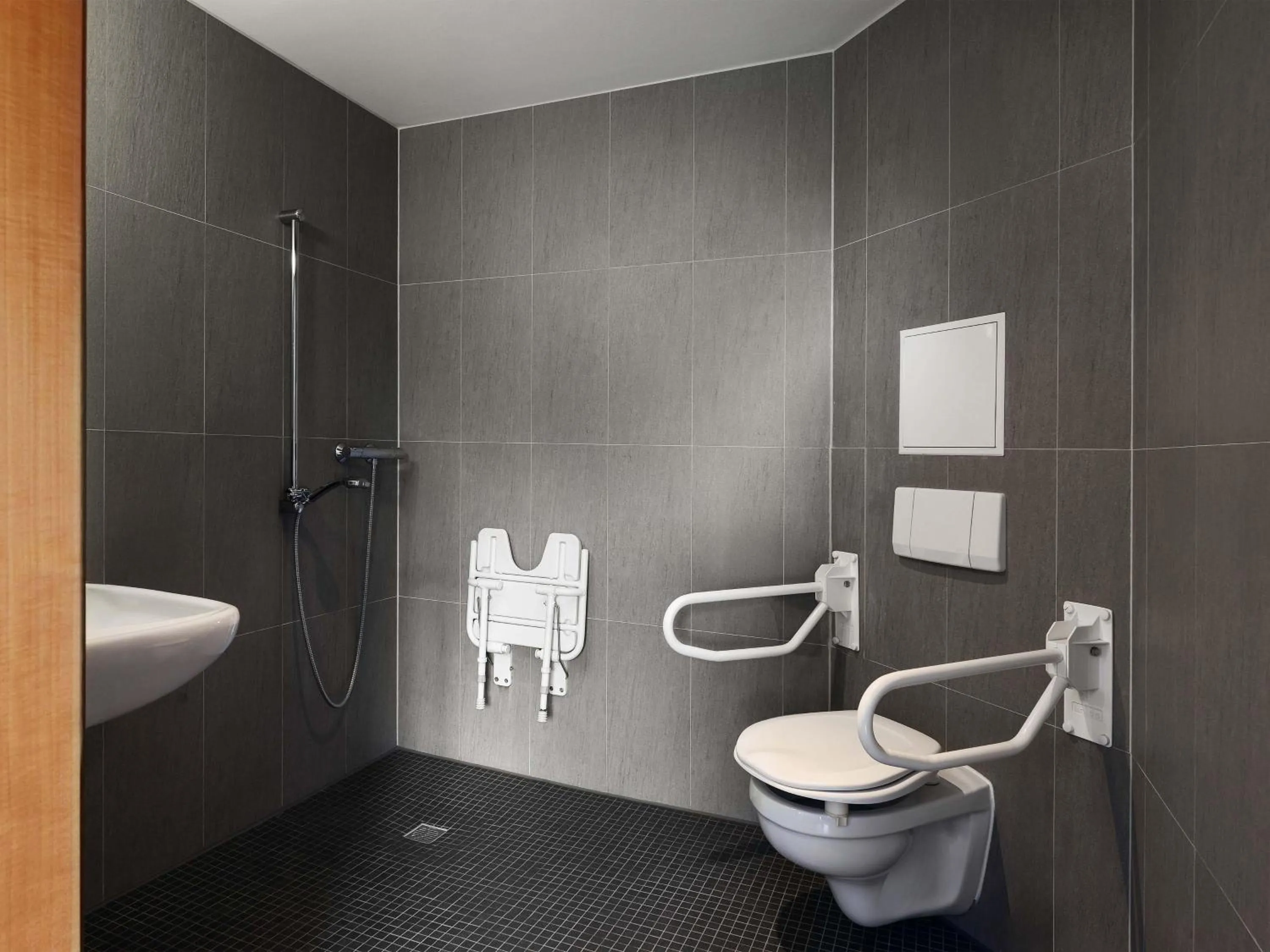 Shower in B&B HOTEL Krefeld-Süd