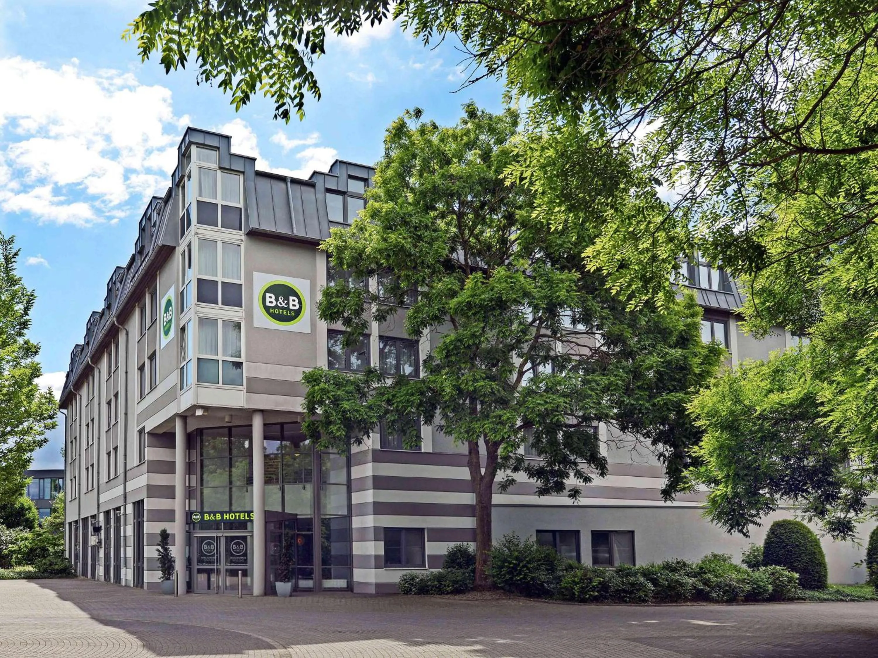 Property building in B&B HOTEL Krefeld-Süd