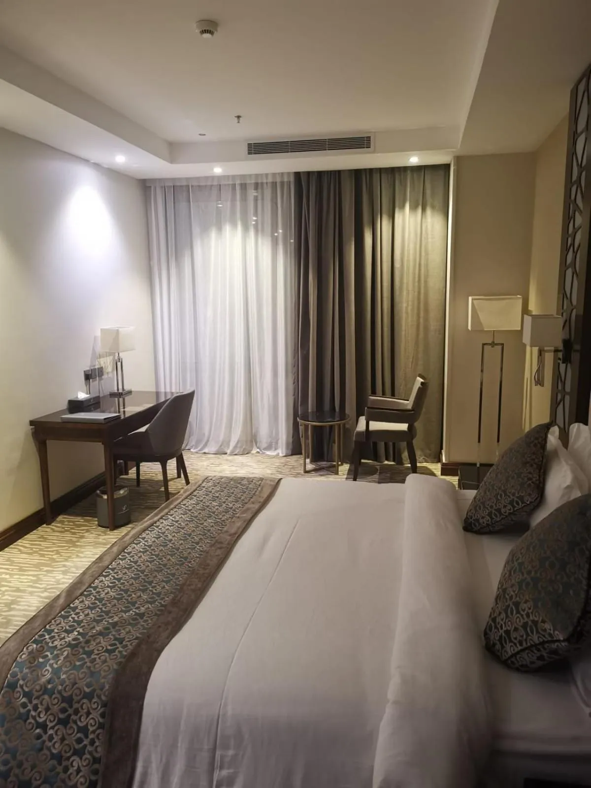 Bed in Sarwat Park Hotel