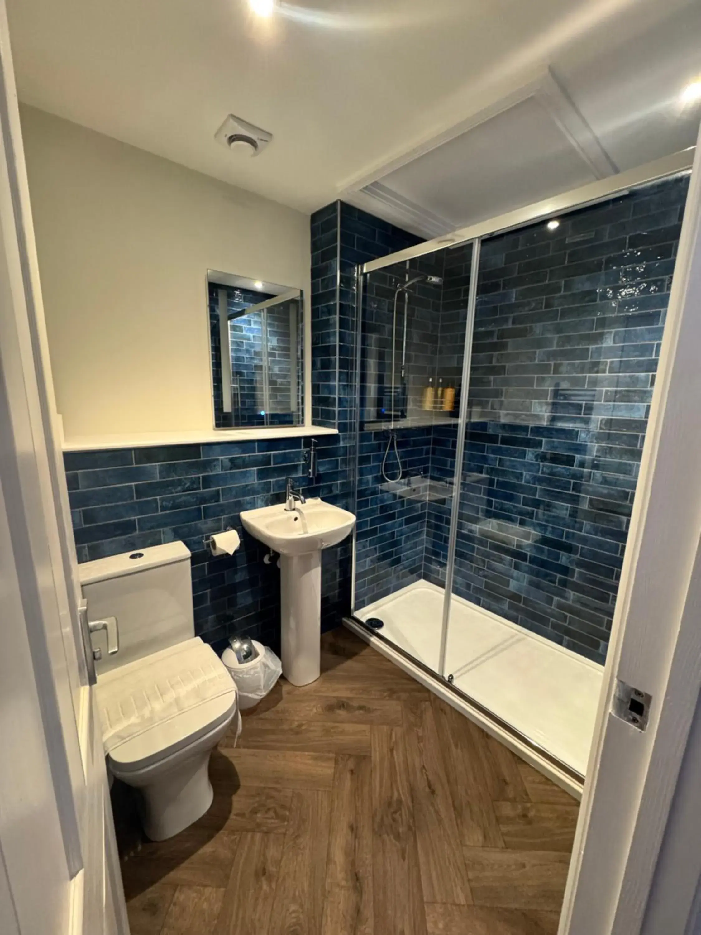 Deluxe Double Room with Bath in The London Inn Deluxe Double Room with Bath in The London Inn