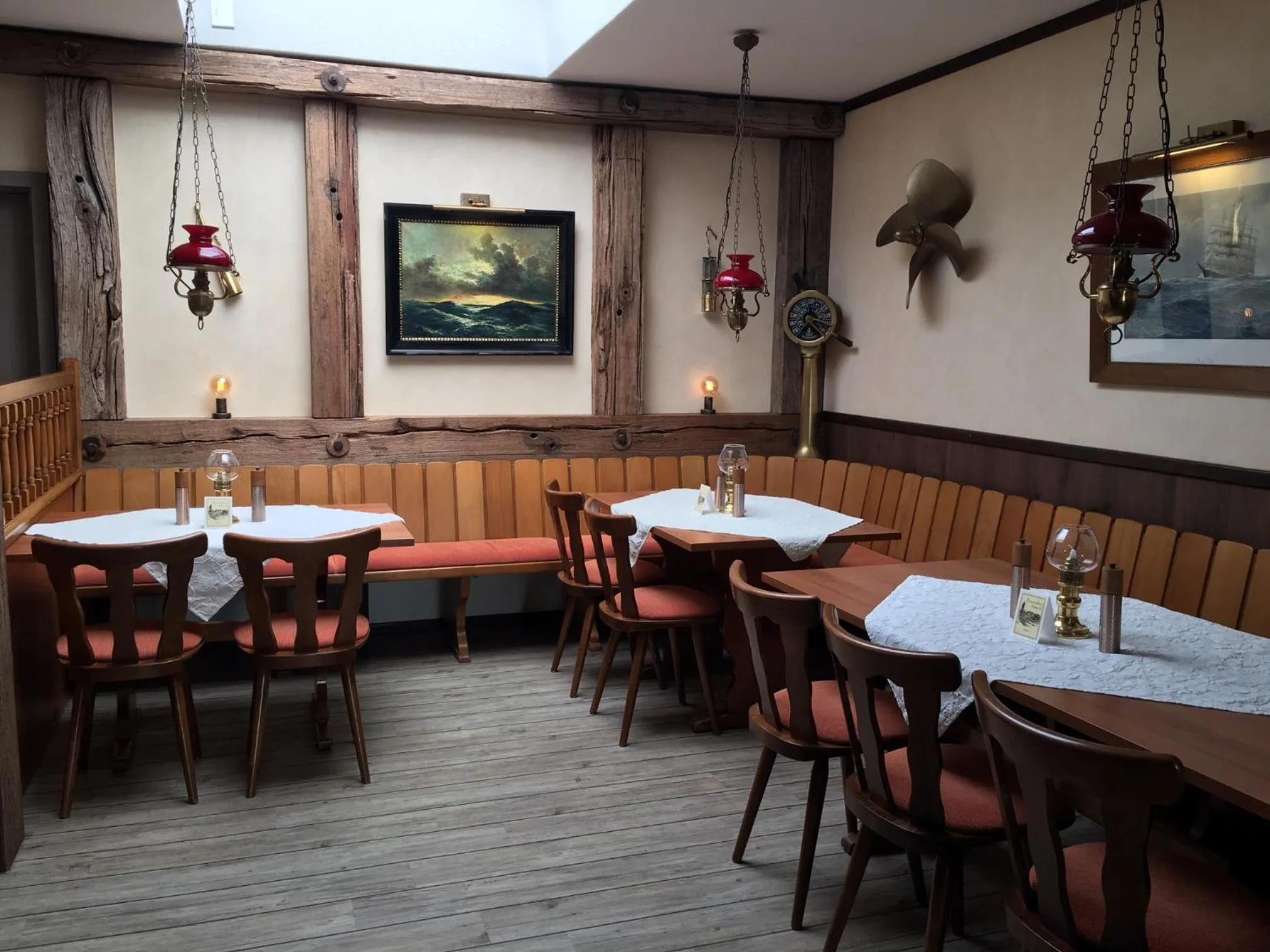 Restaurant/places to eat in Hotel Nige Hus