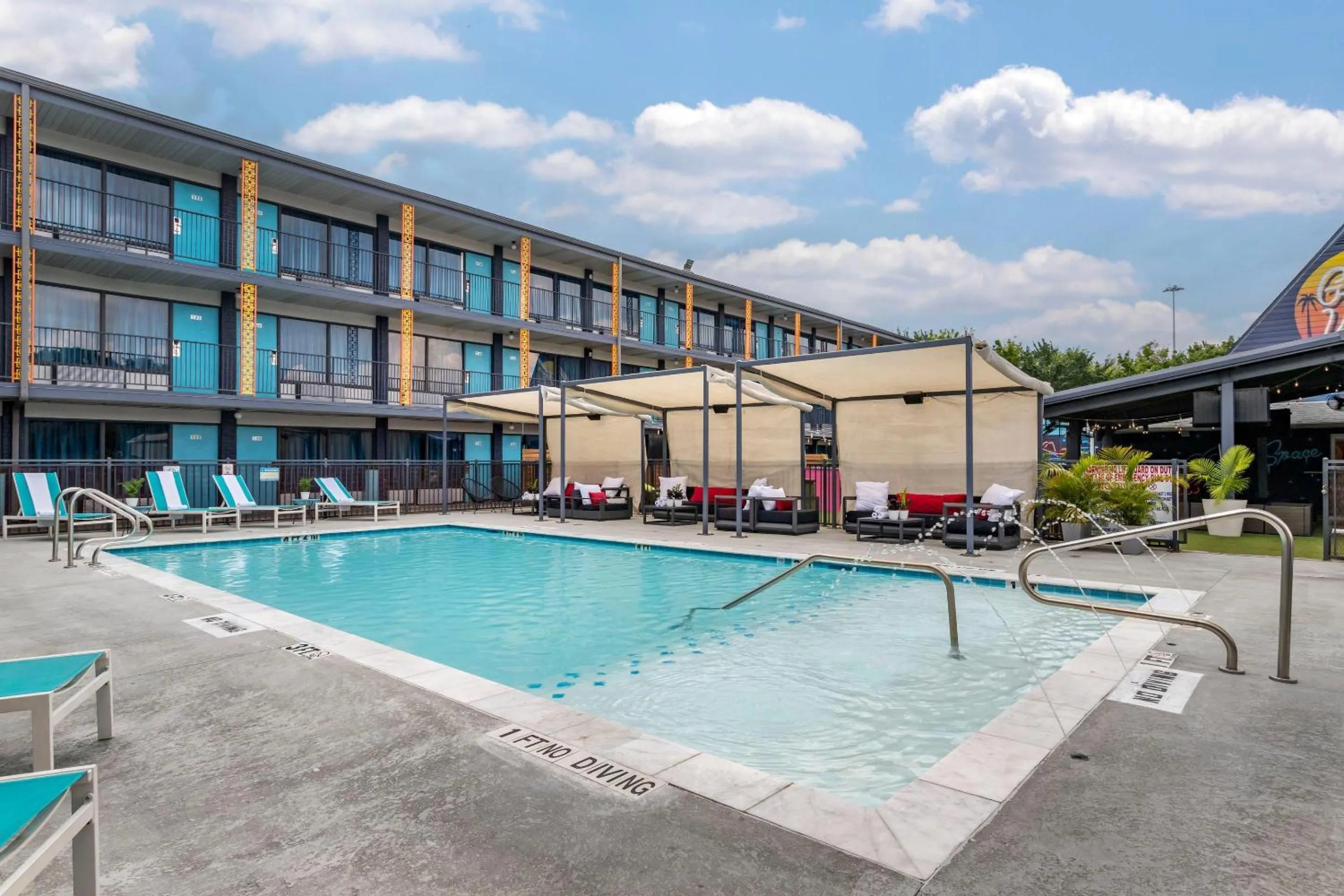 Swimming pool in Heights House Hotel - Houston Heights Downtown, an Ascend Collection Hotel