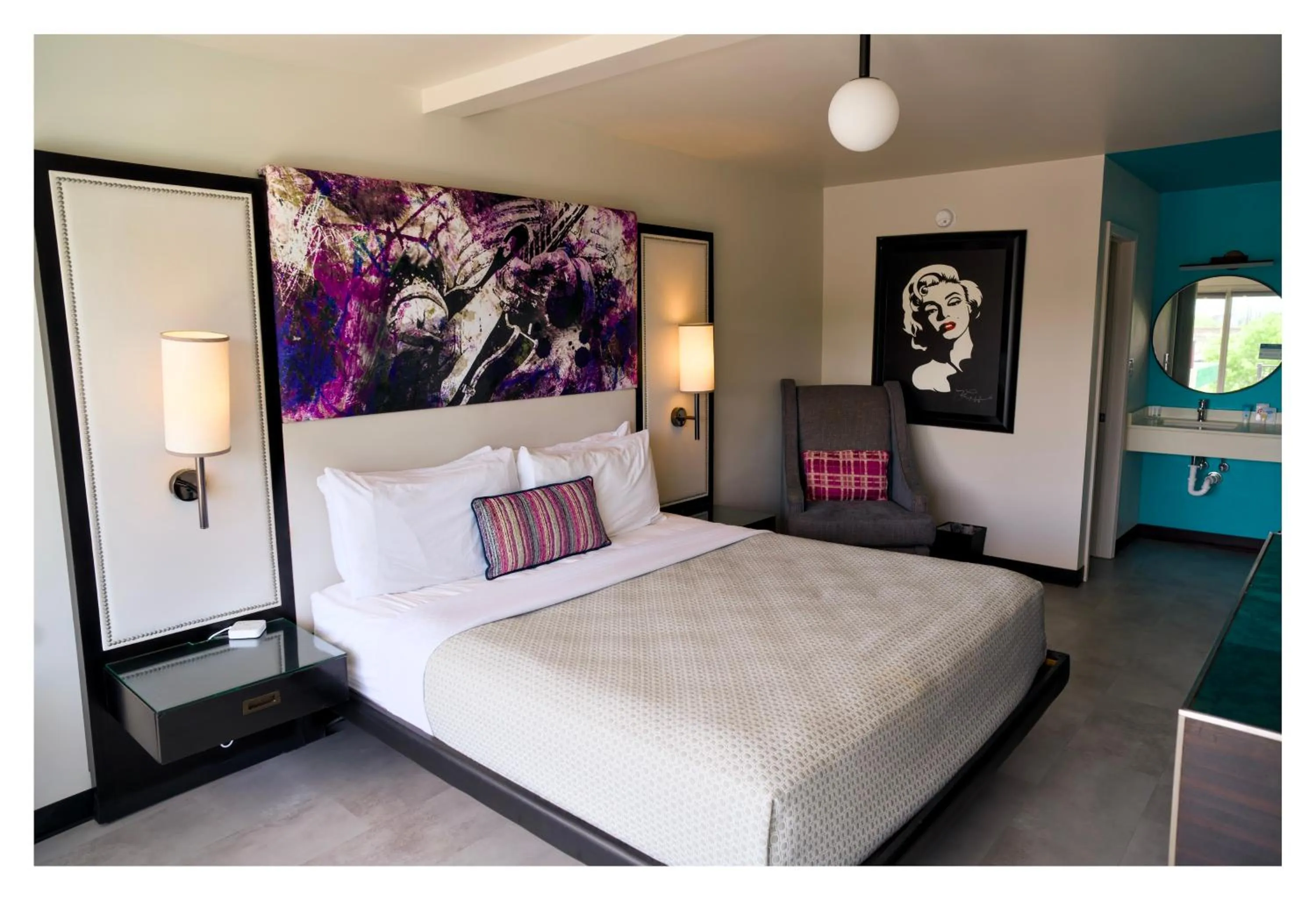 Photo of the whole room, Bed in Heights House Hotel - Houston Heights Downtown, an Ascend Collection Hotel