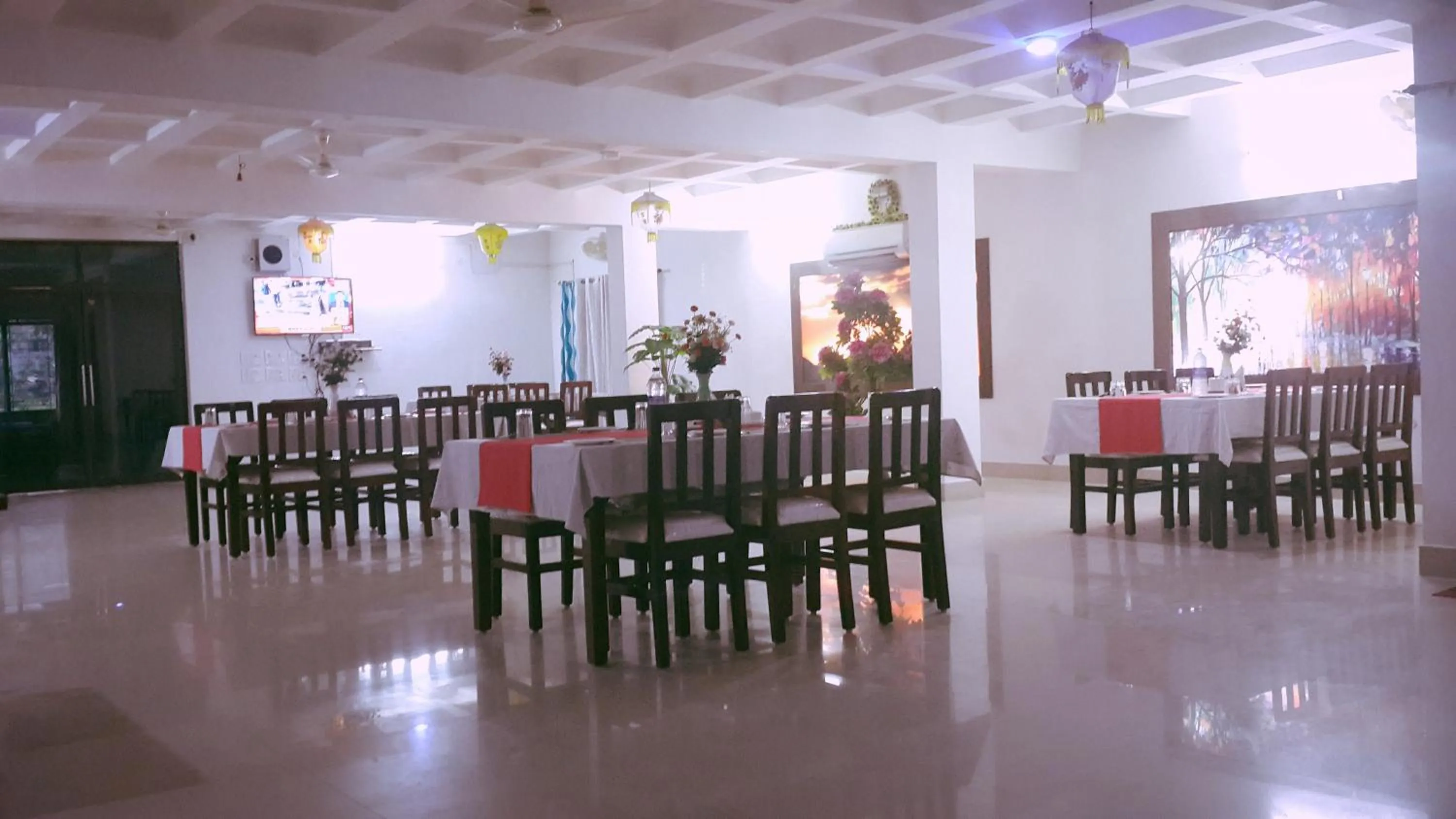 Restaurant/places to eat in Green Wood Hotel