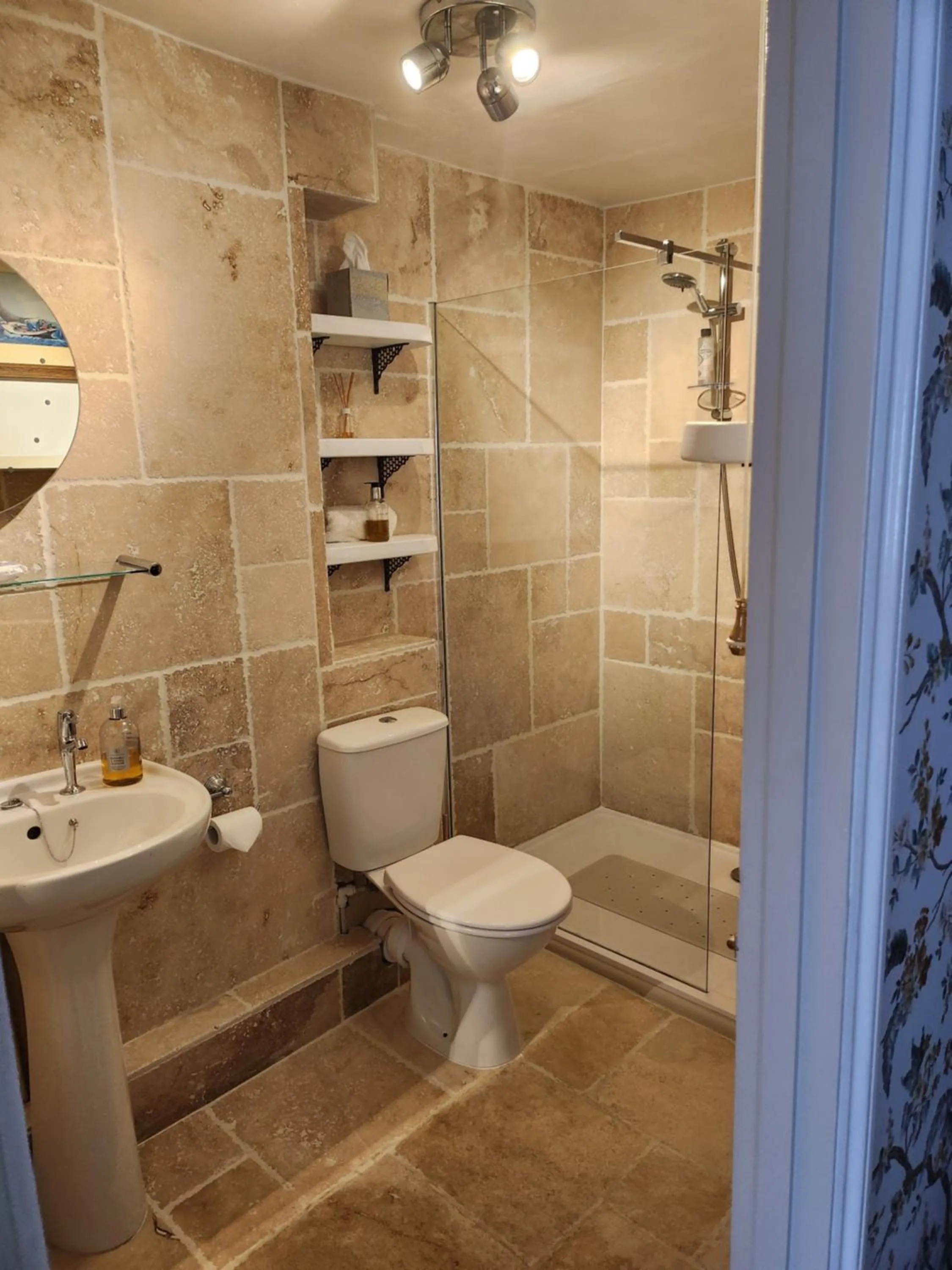 Shower in Anzac Street B+Bistro