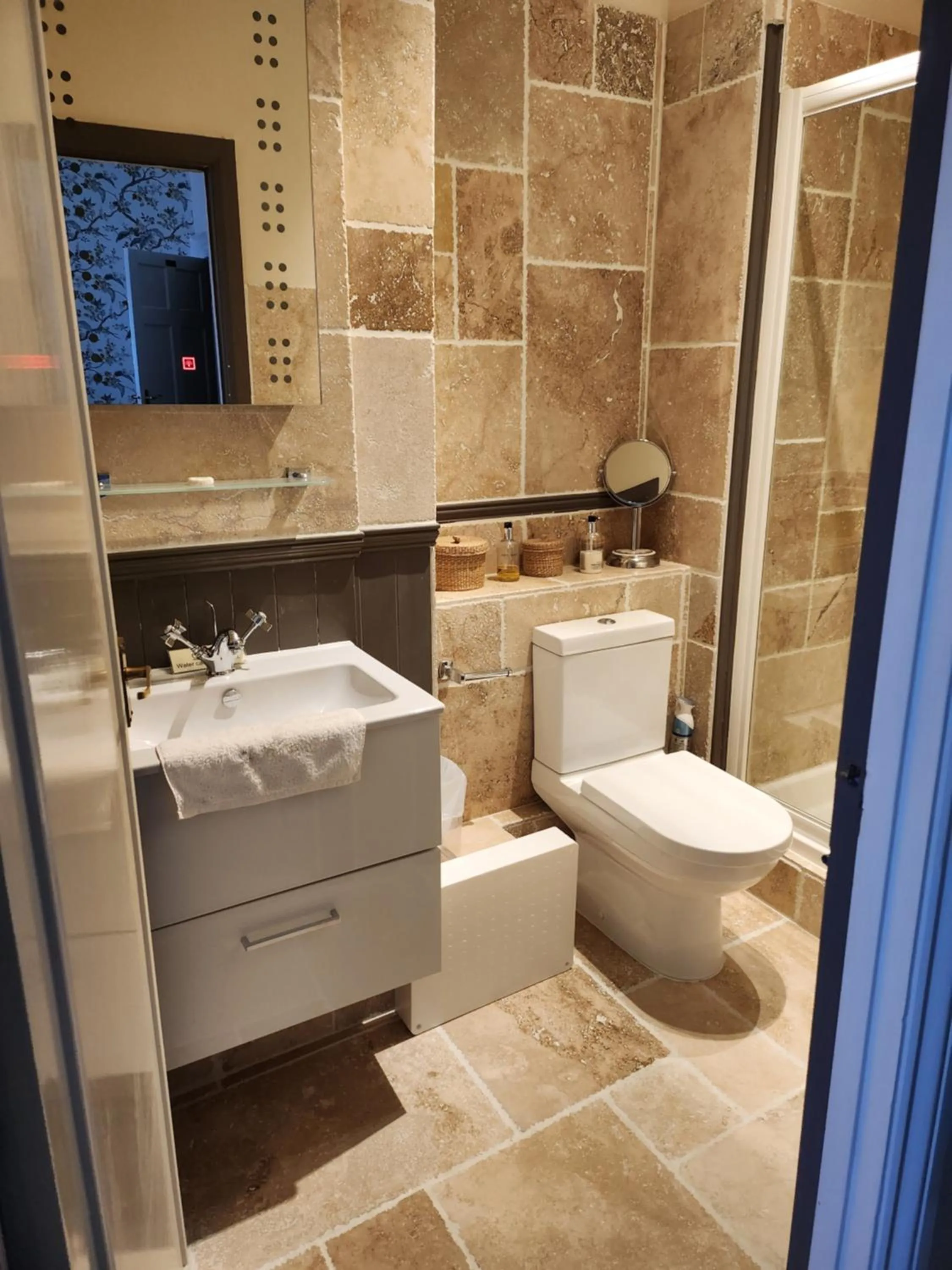 Shower in Anzac Street B+Bistro