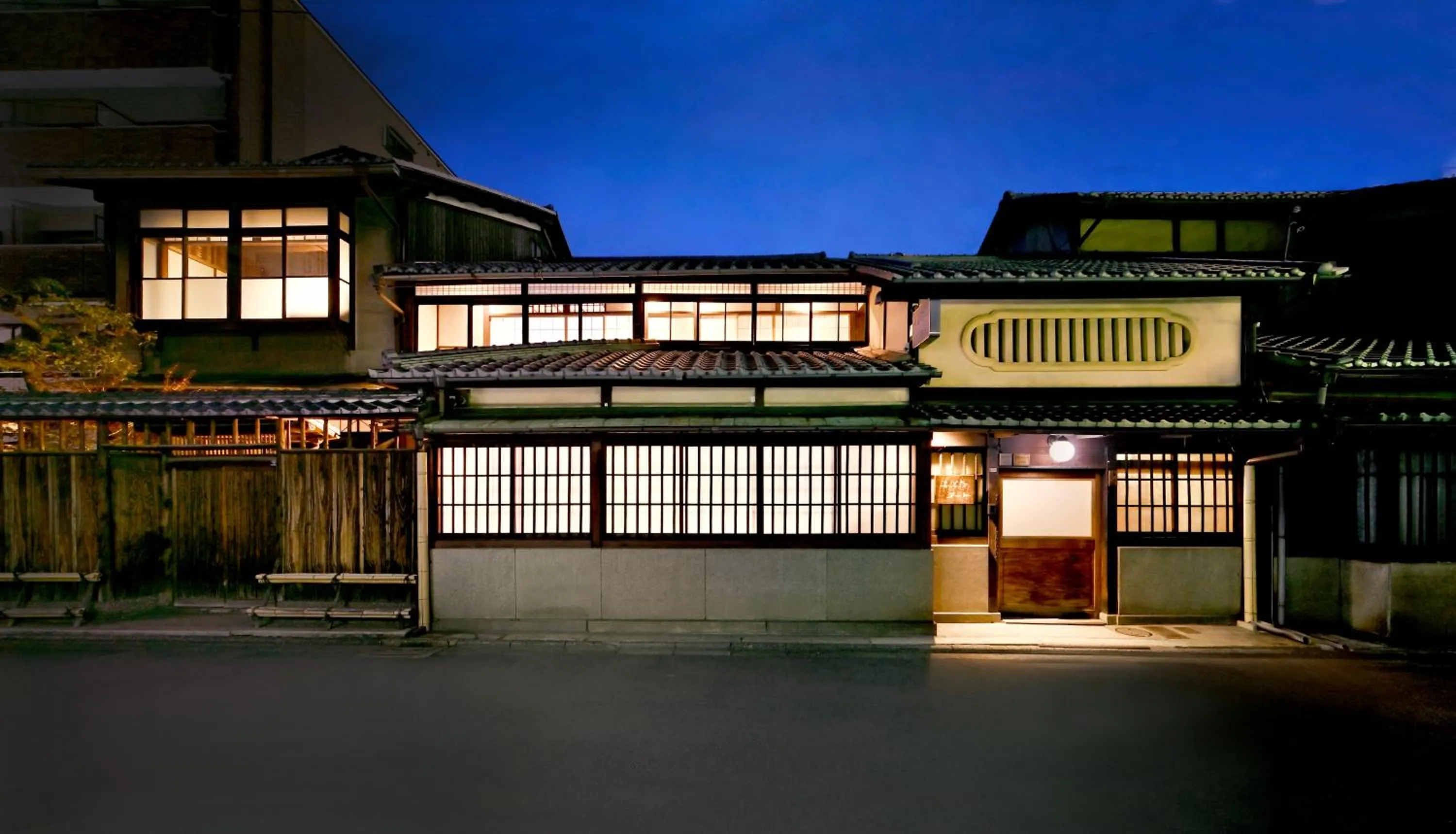 Property building in Nishijin Fujita