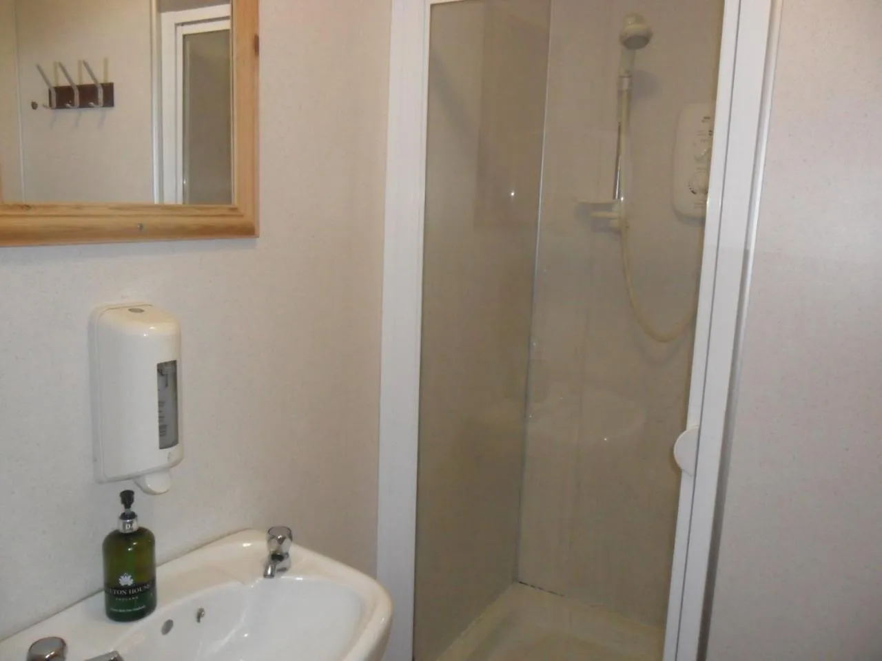 Bathroom in Sandras Backpackers