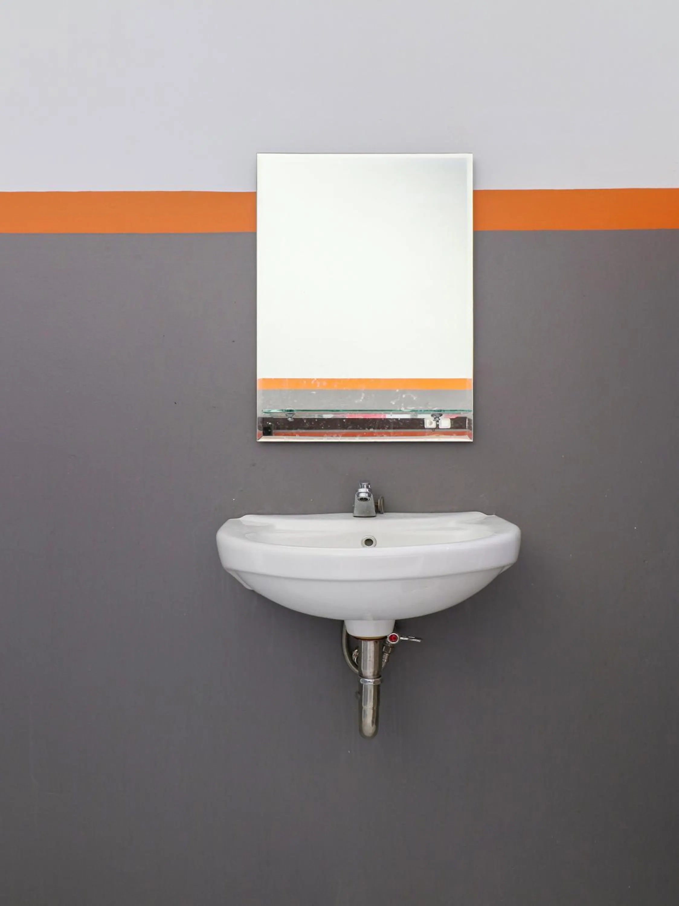 Bathroom in RedDoorz At Merdeka Street Garut