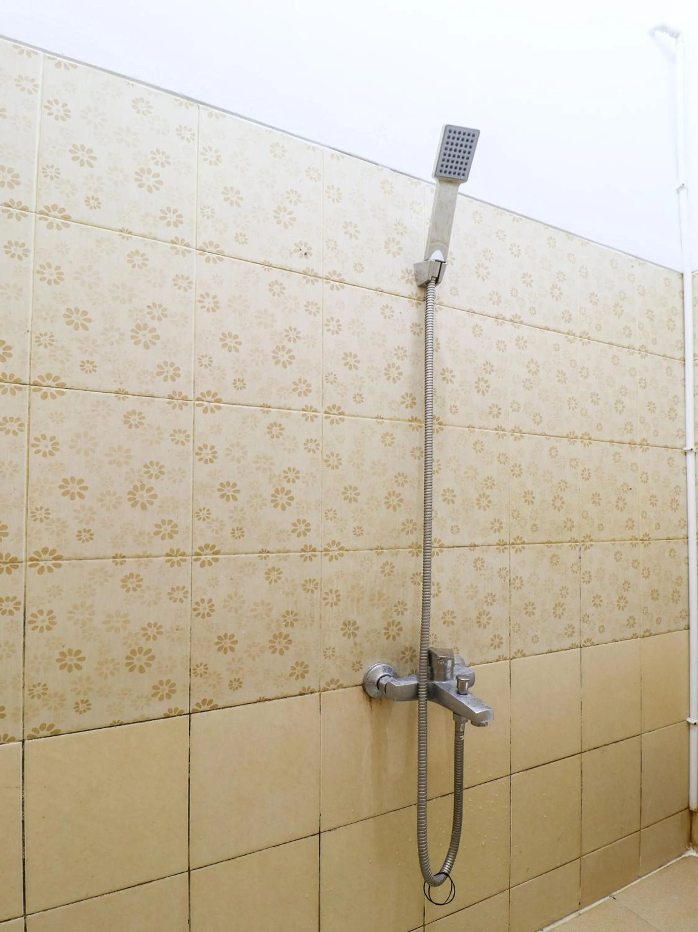 Bathroom in RedDoorz At Merdeka Street Garut