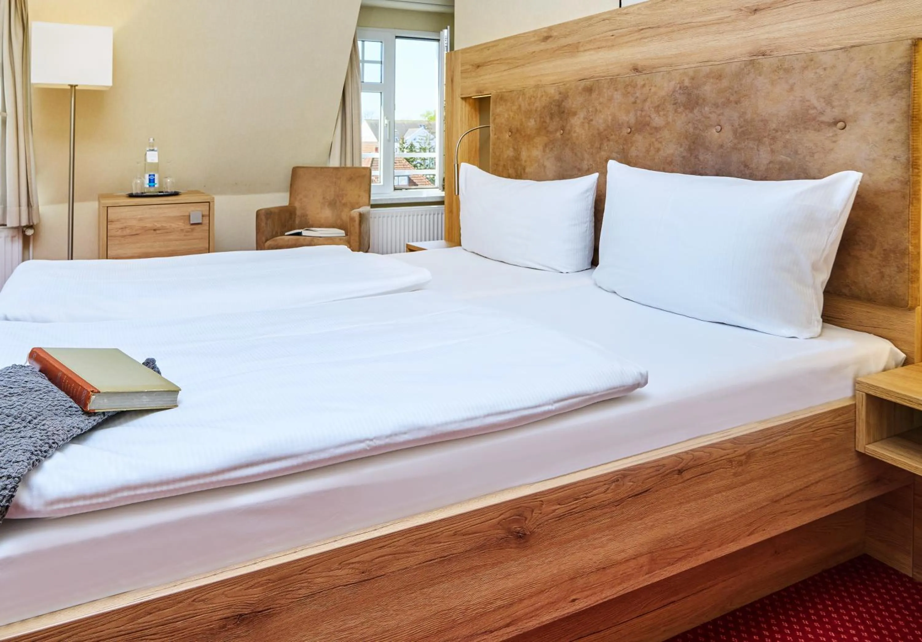 Photo of the whole room, Bed in Strandhotel garni Kormoran