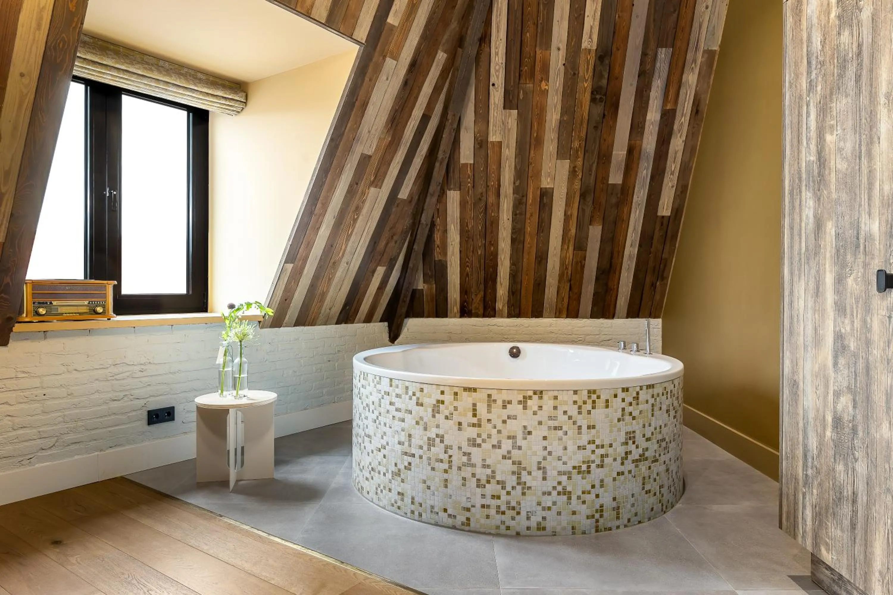 Hot Tub in Cityhotel Wood