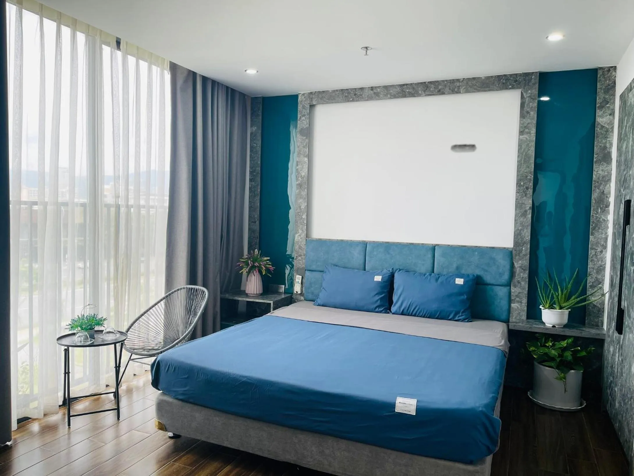Balcony/Terrace, Bed in Cali hotel books Da Nang