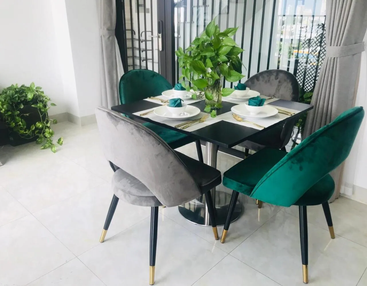Seating area in Cali hotel books Da Nang