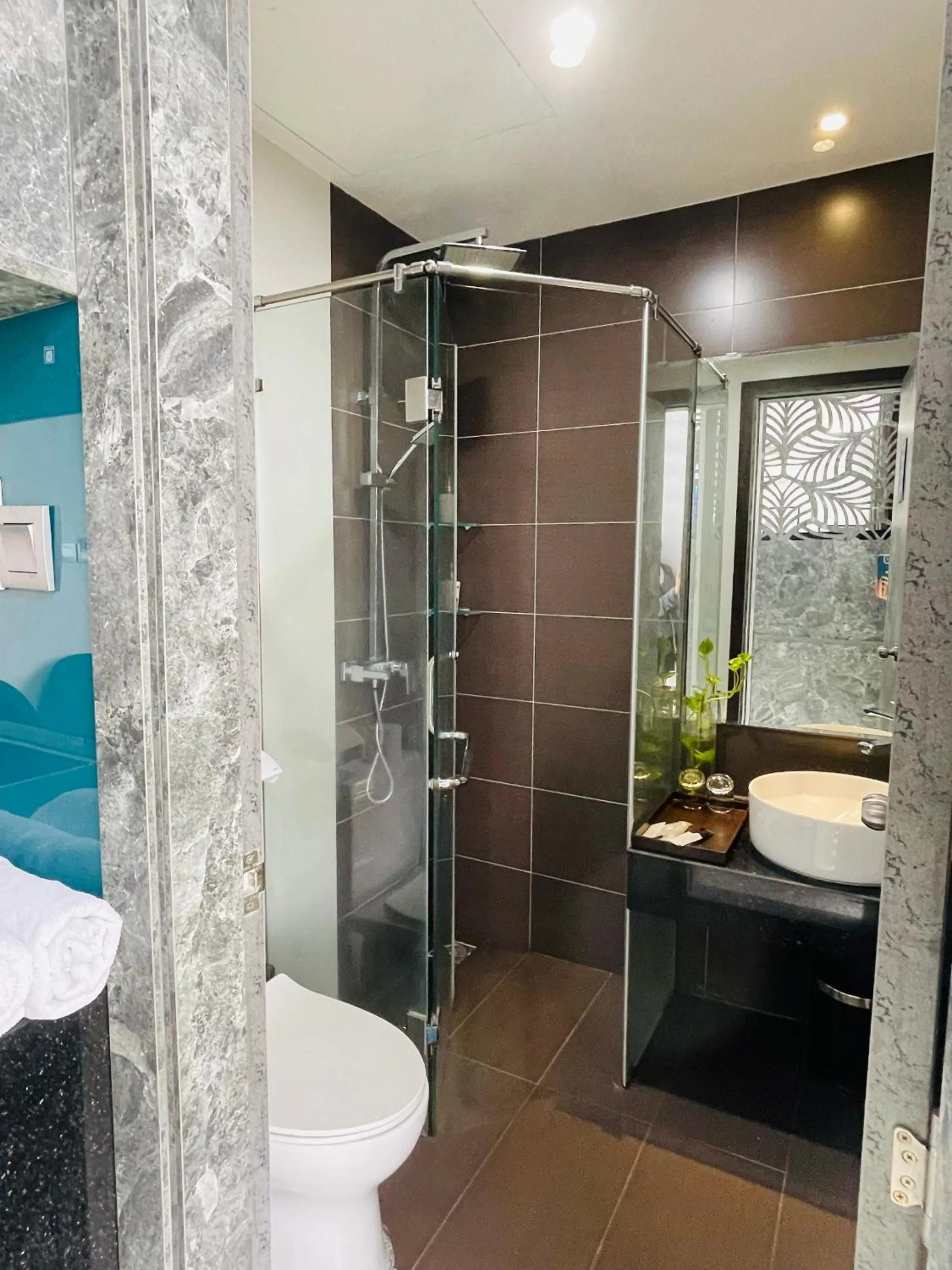 Shower in Cali hotel books Da Nang