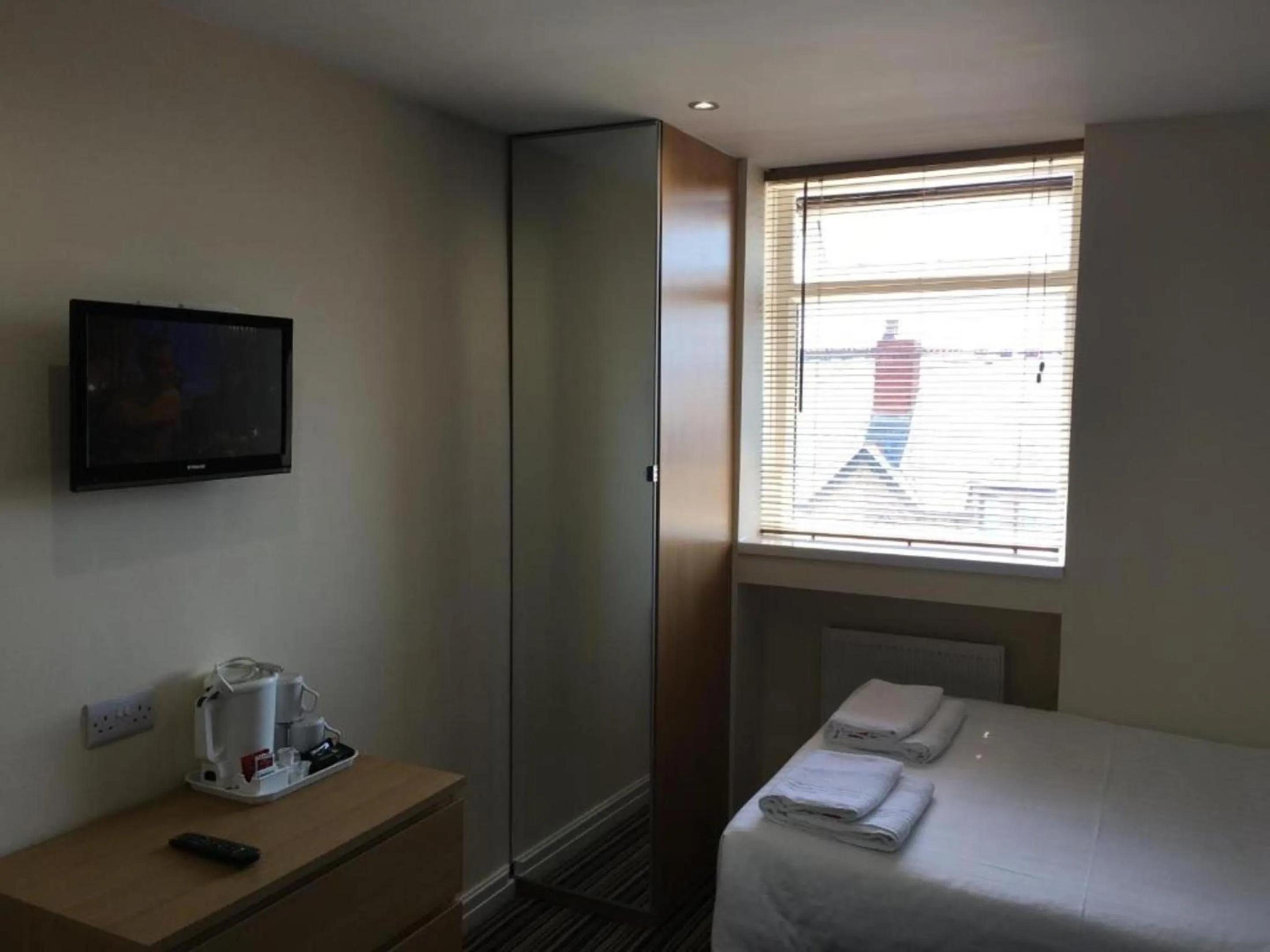 Bedroom, Bed in OYO Wave Crest Hotel