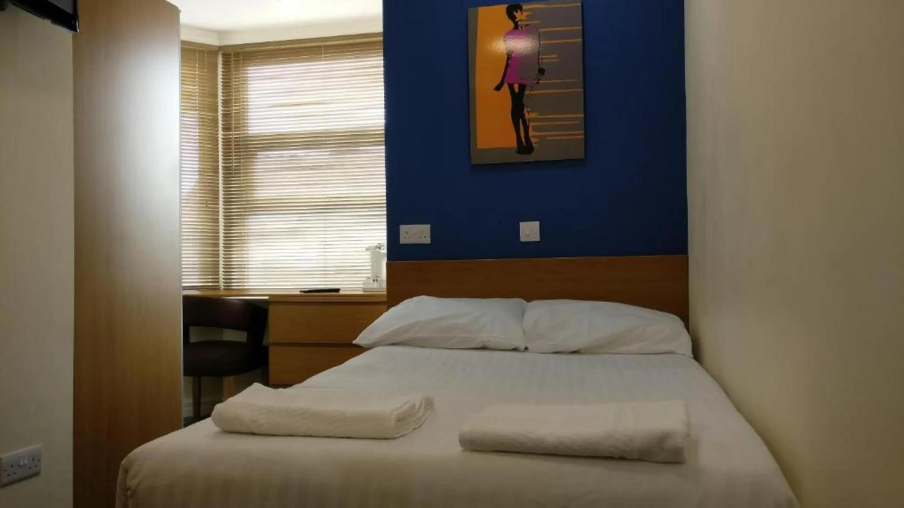 Bedroom, Bed in OYO Wave Crest Hotel