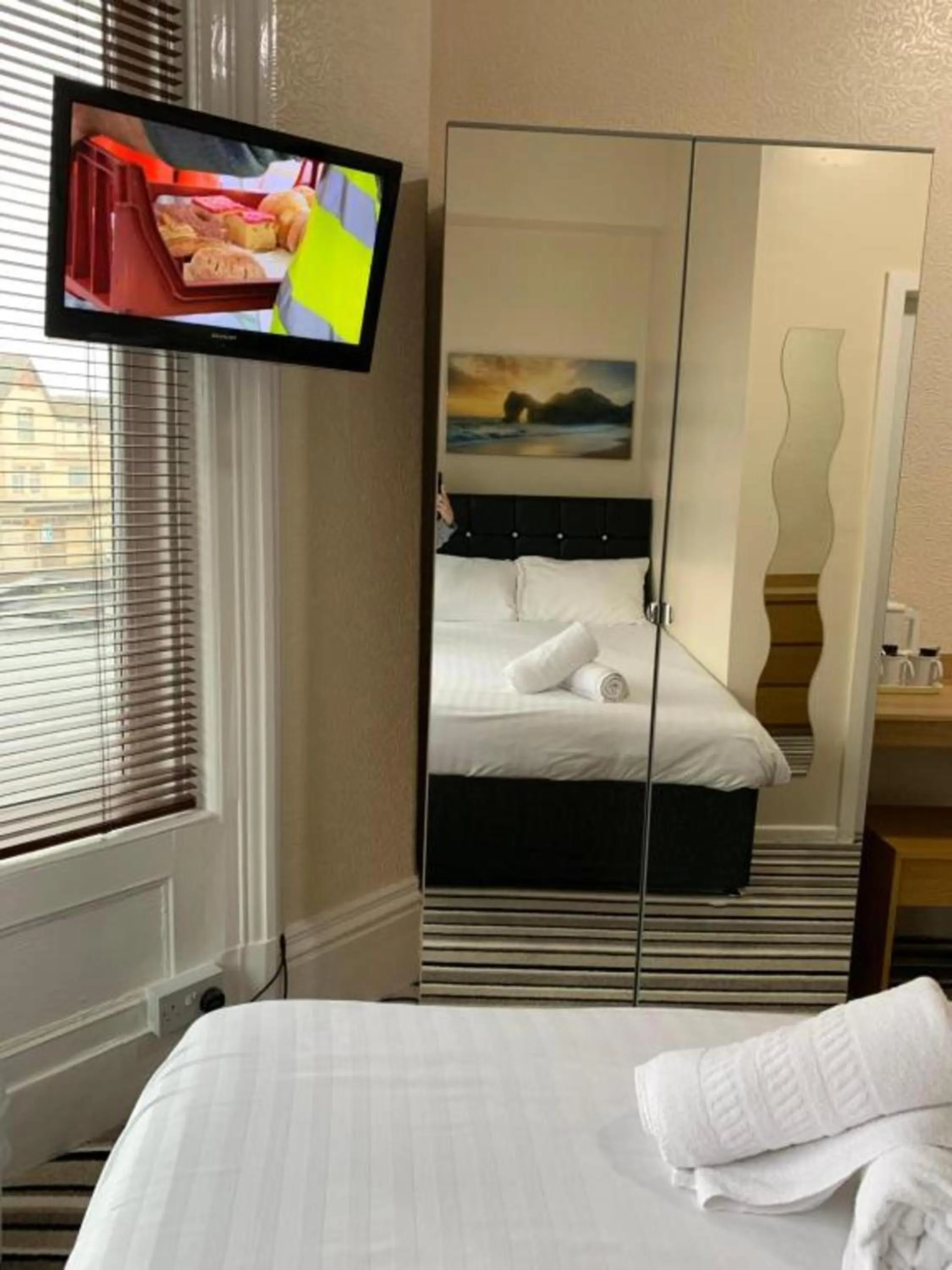 Photo of the whole room, Bed in OYO Wave Crest Hotel