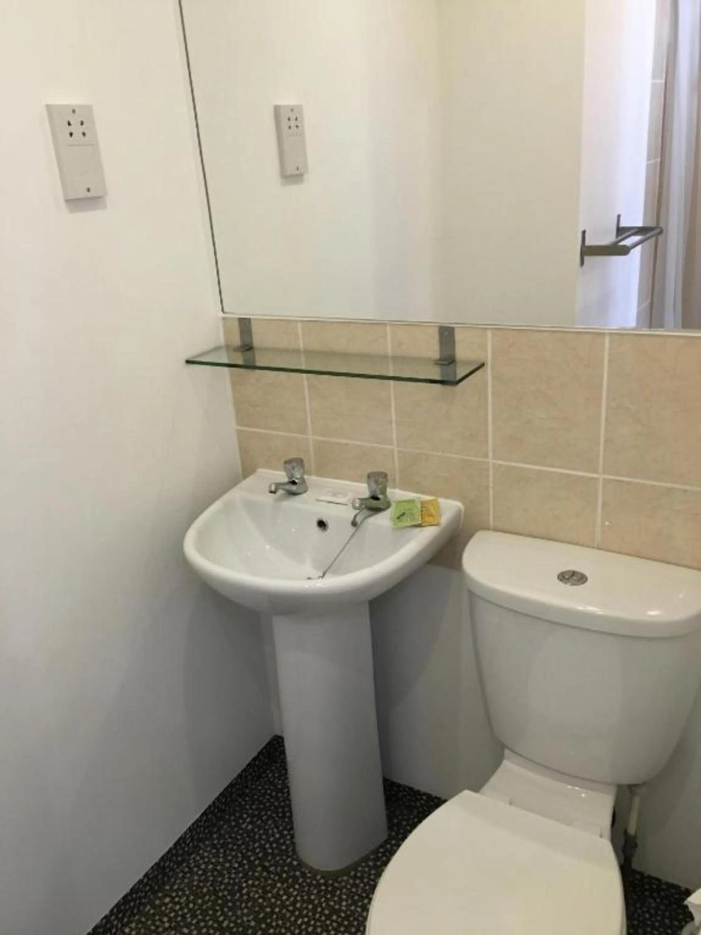 Bathroom in OYO Wave Crest Hotel