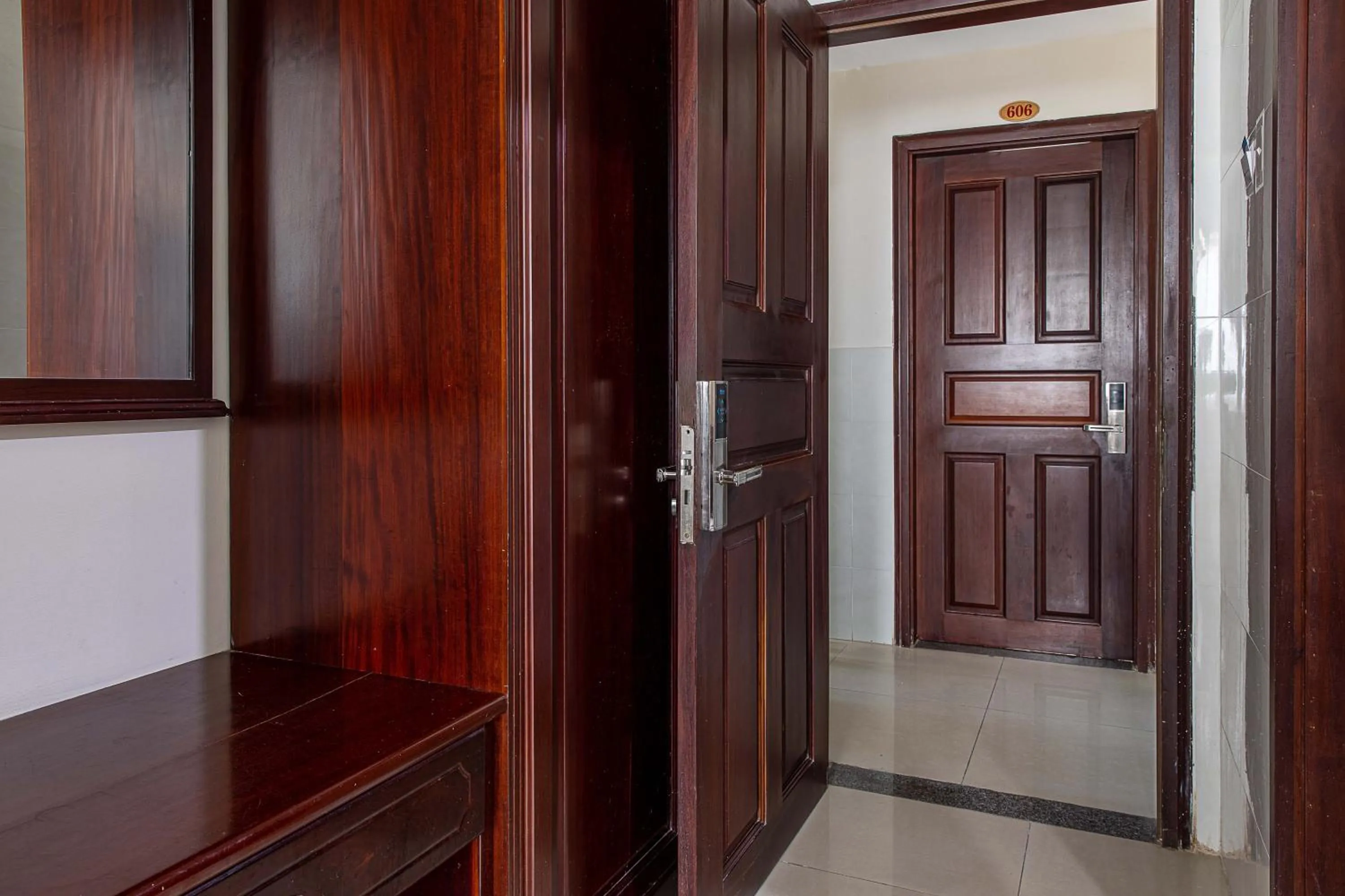 wardrobe in Phong Lan 2 Hotel