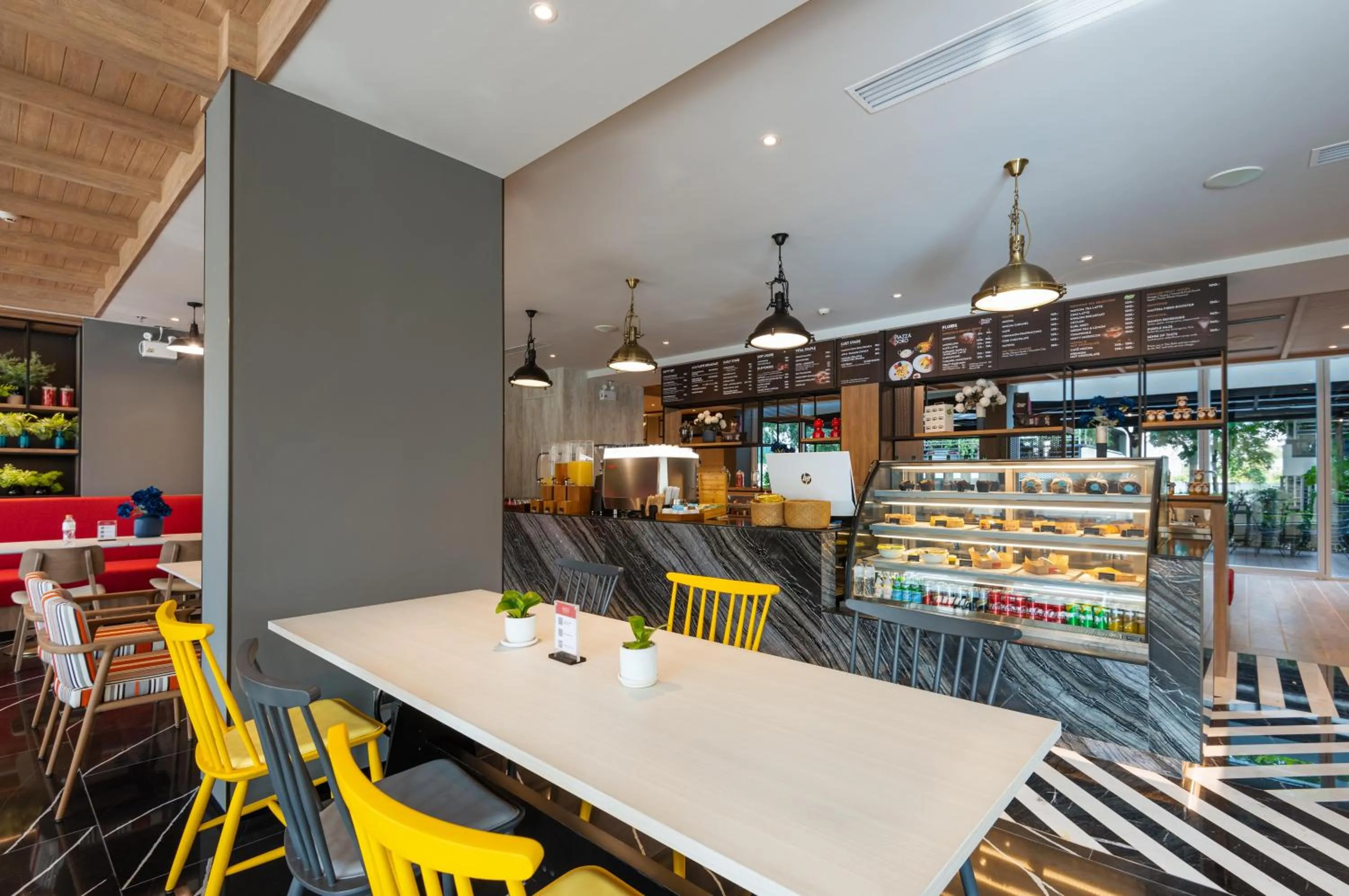 Restaurant/places to eat in Maitria Hotel Rama 9 Bangkok - A Chatrium Collection