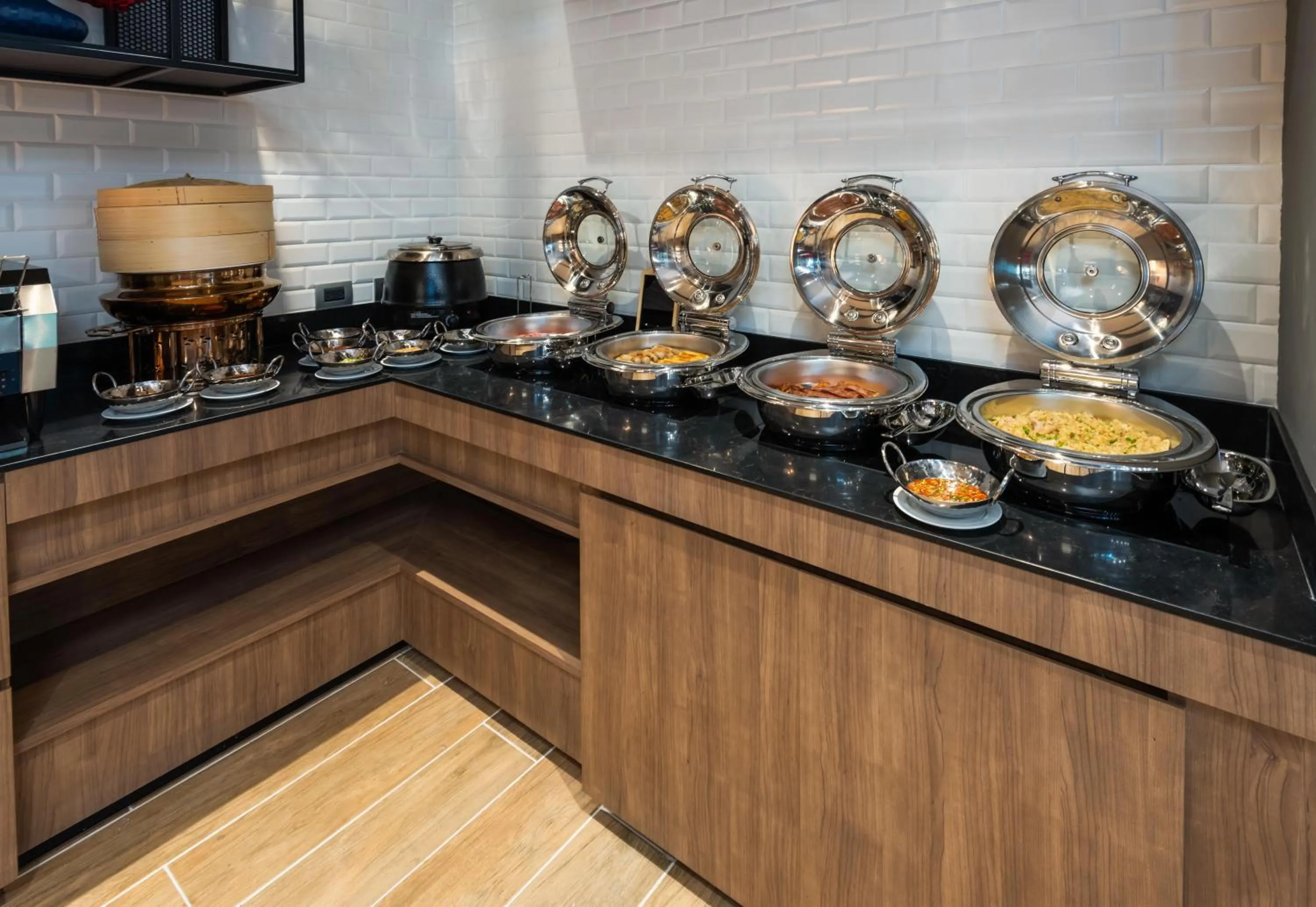 Restaurant/places to eat in Maitria Hotel Rama 9 Bangkok - A Chatrium Collection