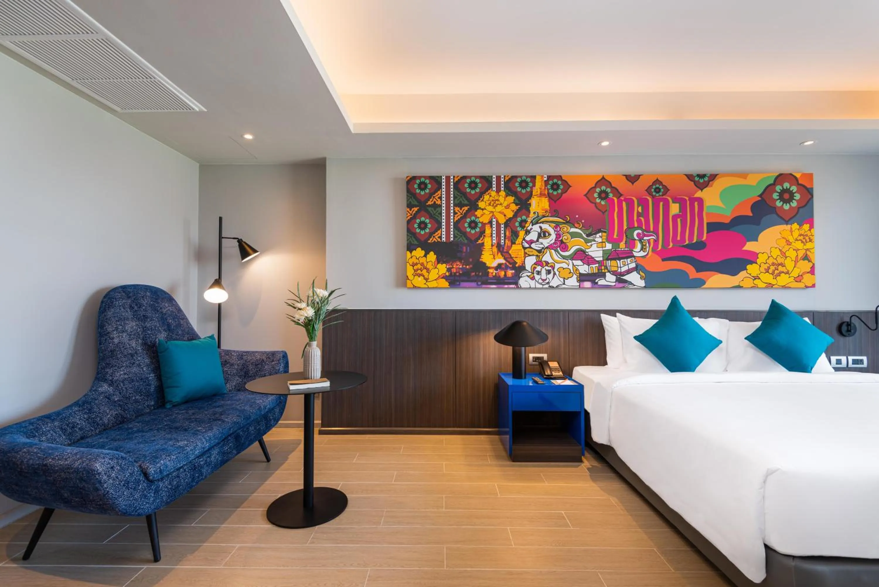 Seating area, Bed in Maitria Hotel Rama 9 Bangkok - A Chatrium Collection