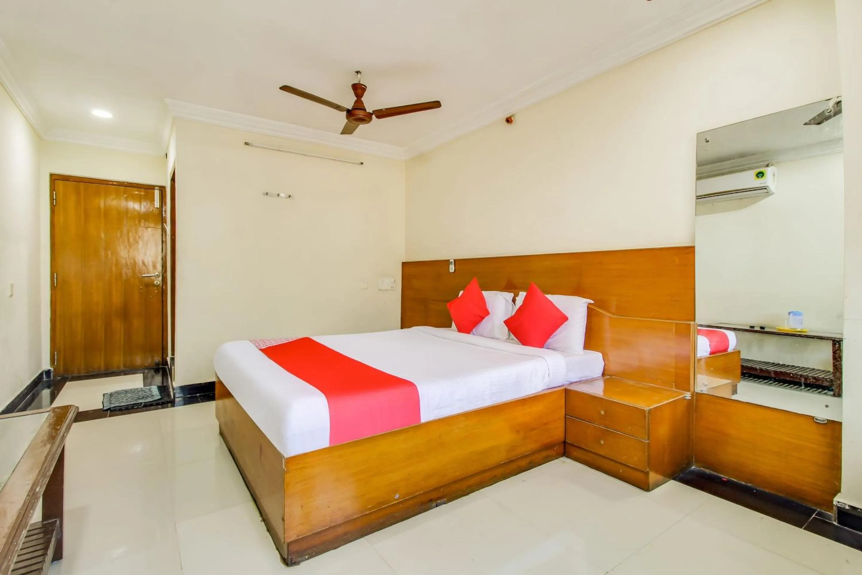 Small Single Room - single occupancy in Hotel O Srinivasa Residency