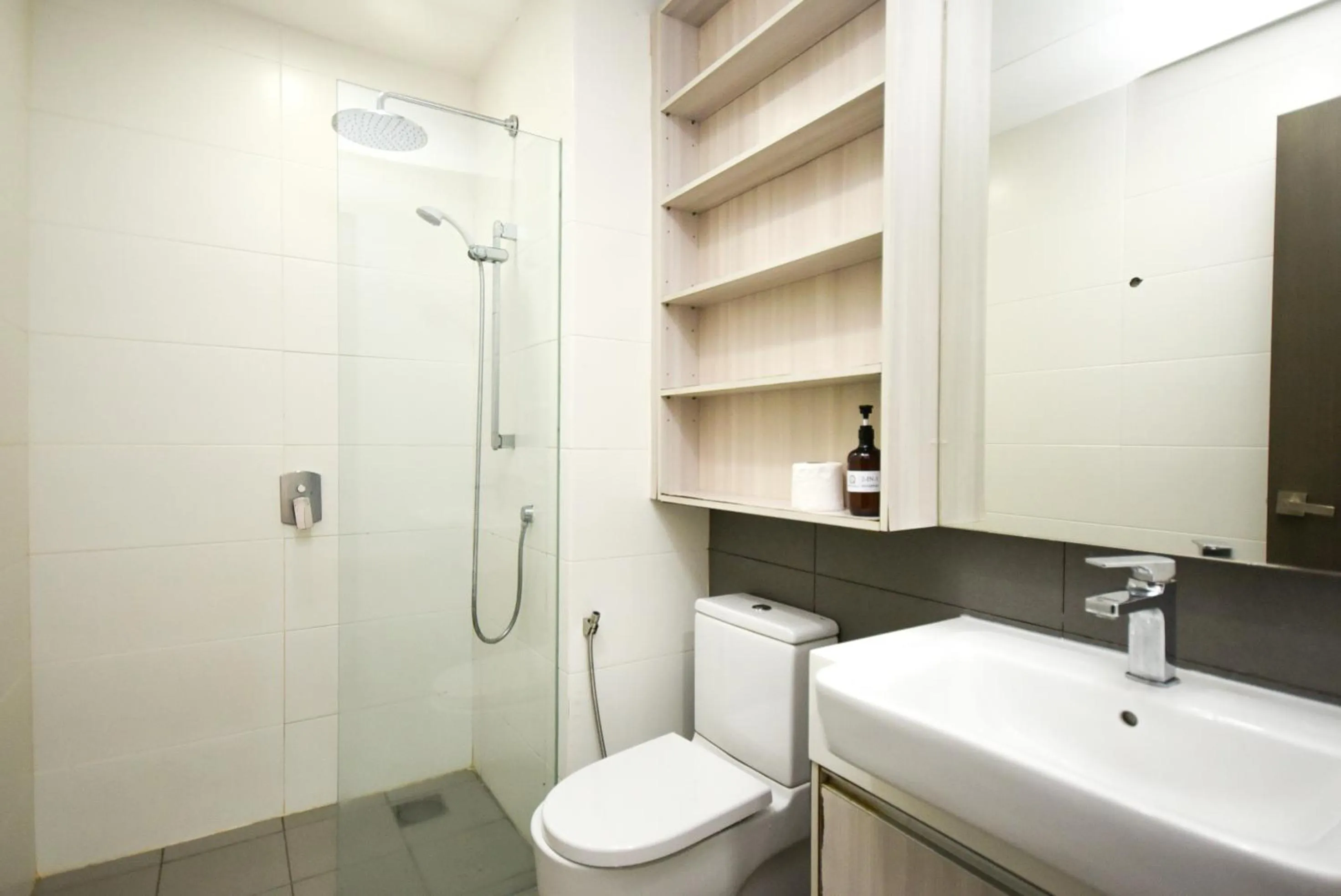 Bathroom in Suasana Residence by Nest Home