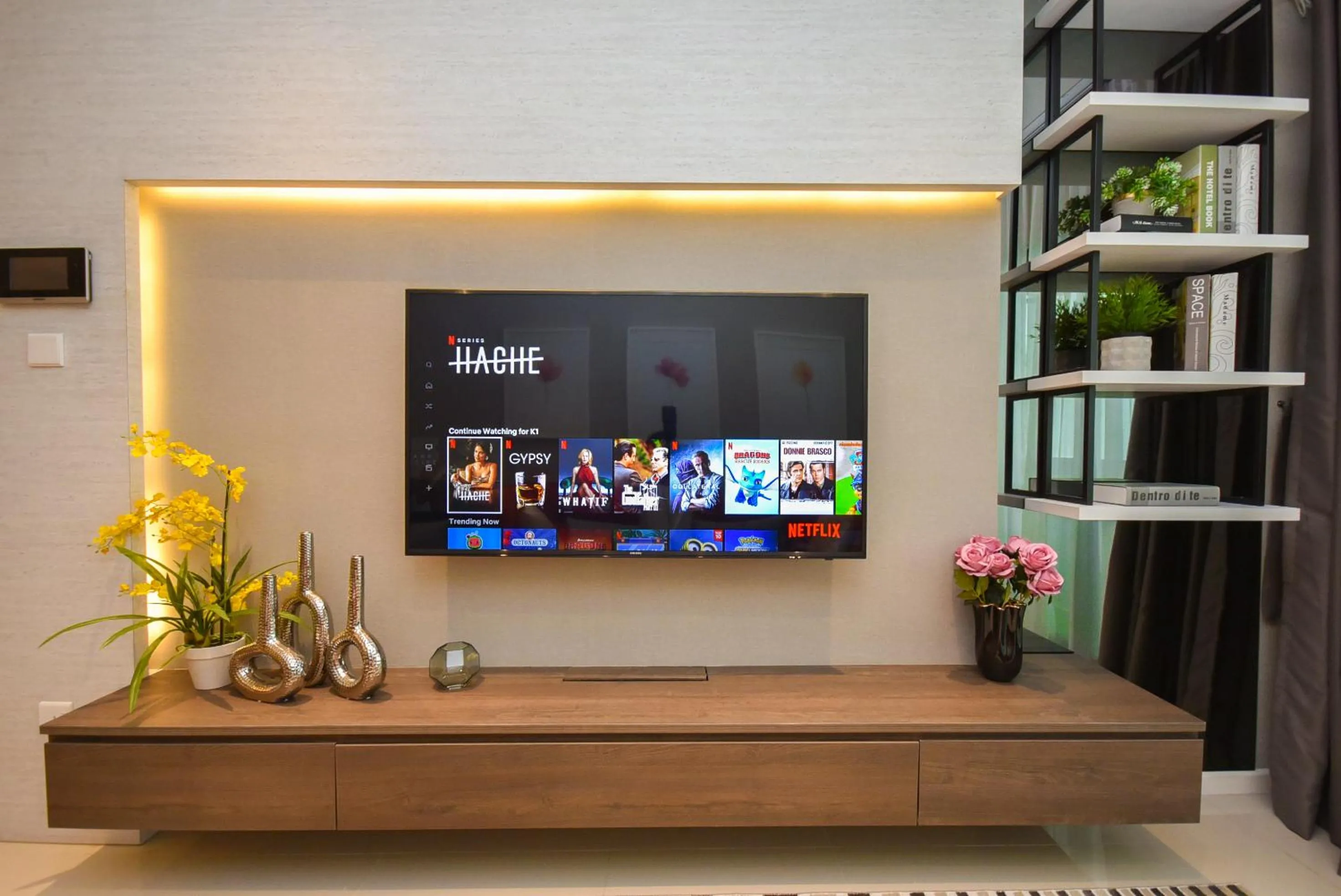 TV and multimedia in Suasana Residence by Nest Home