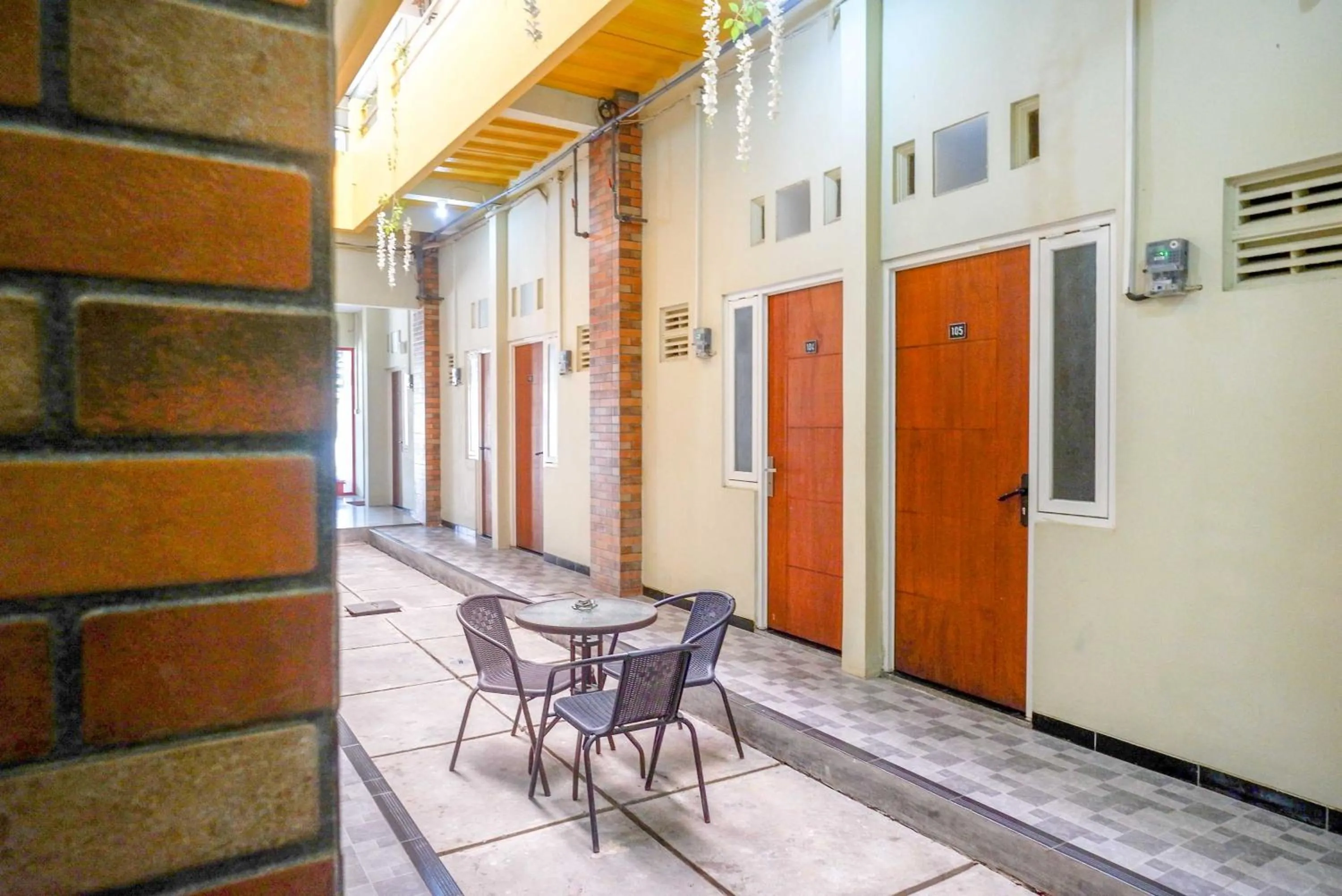 Seating area in RedDoorz near Bandara Ahmad Yani Semarang