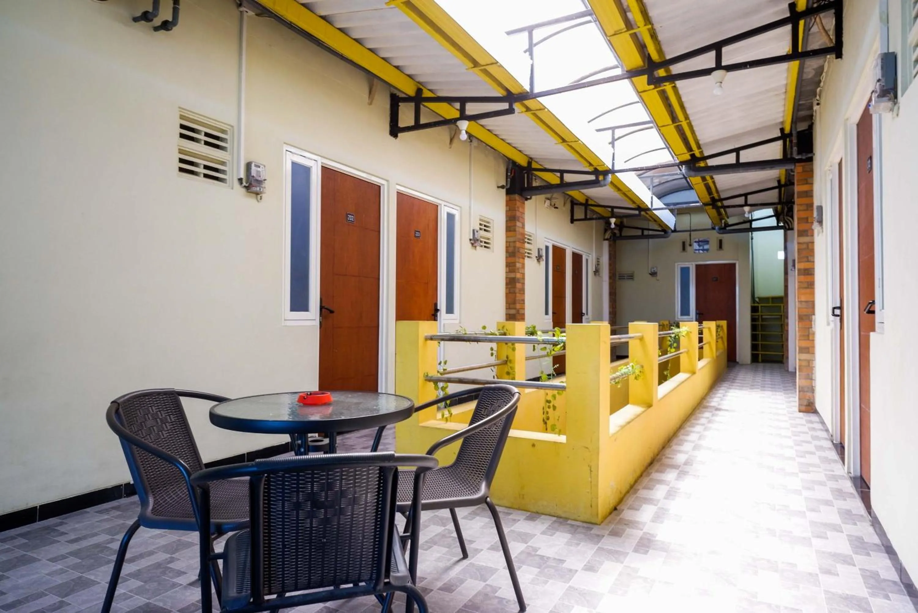 Seating area in RedDoorz near Bandara Ahmad Yani Semarang