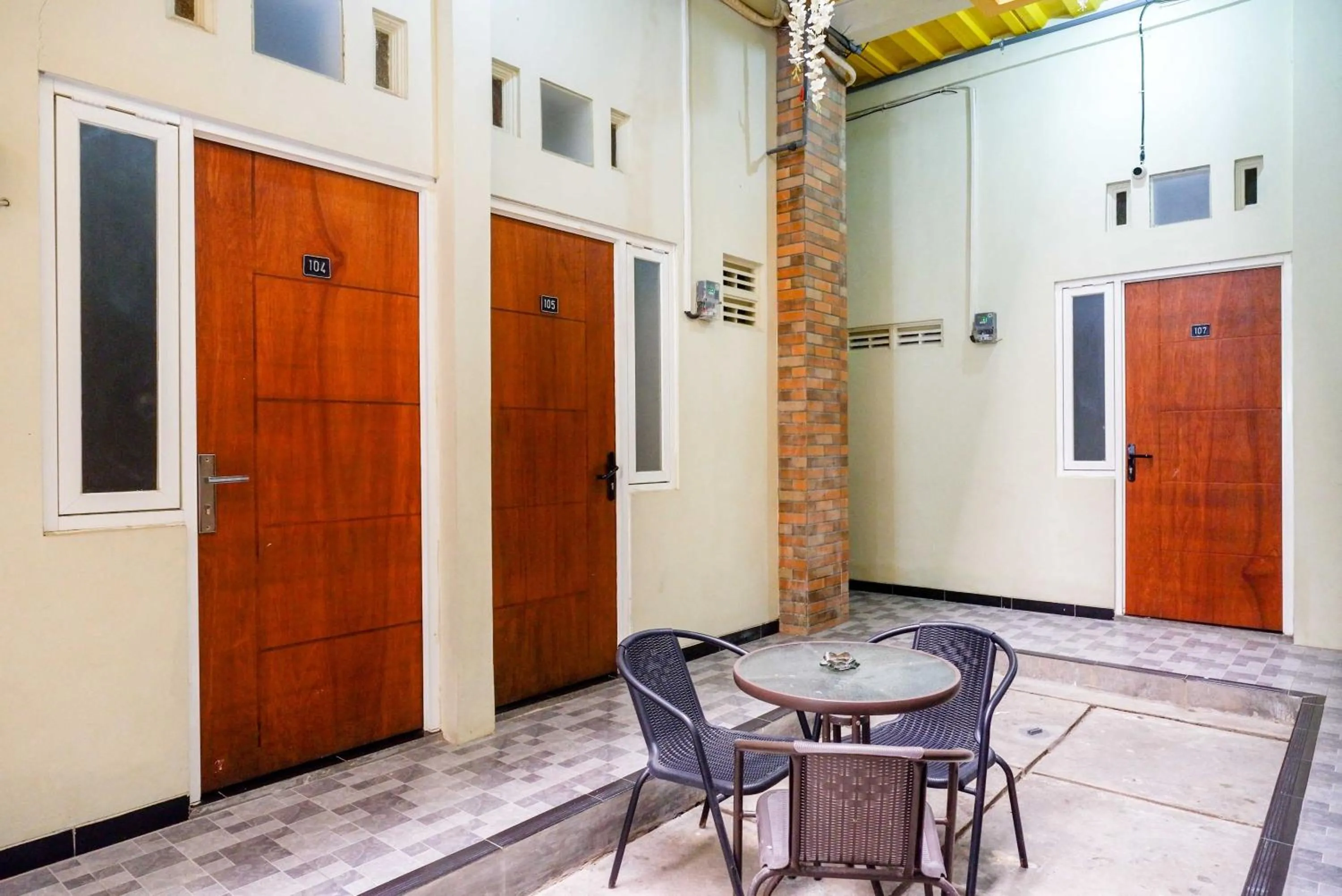 Seating area in RedDoorz near Bandara Ahmad Yani Semarang