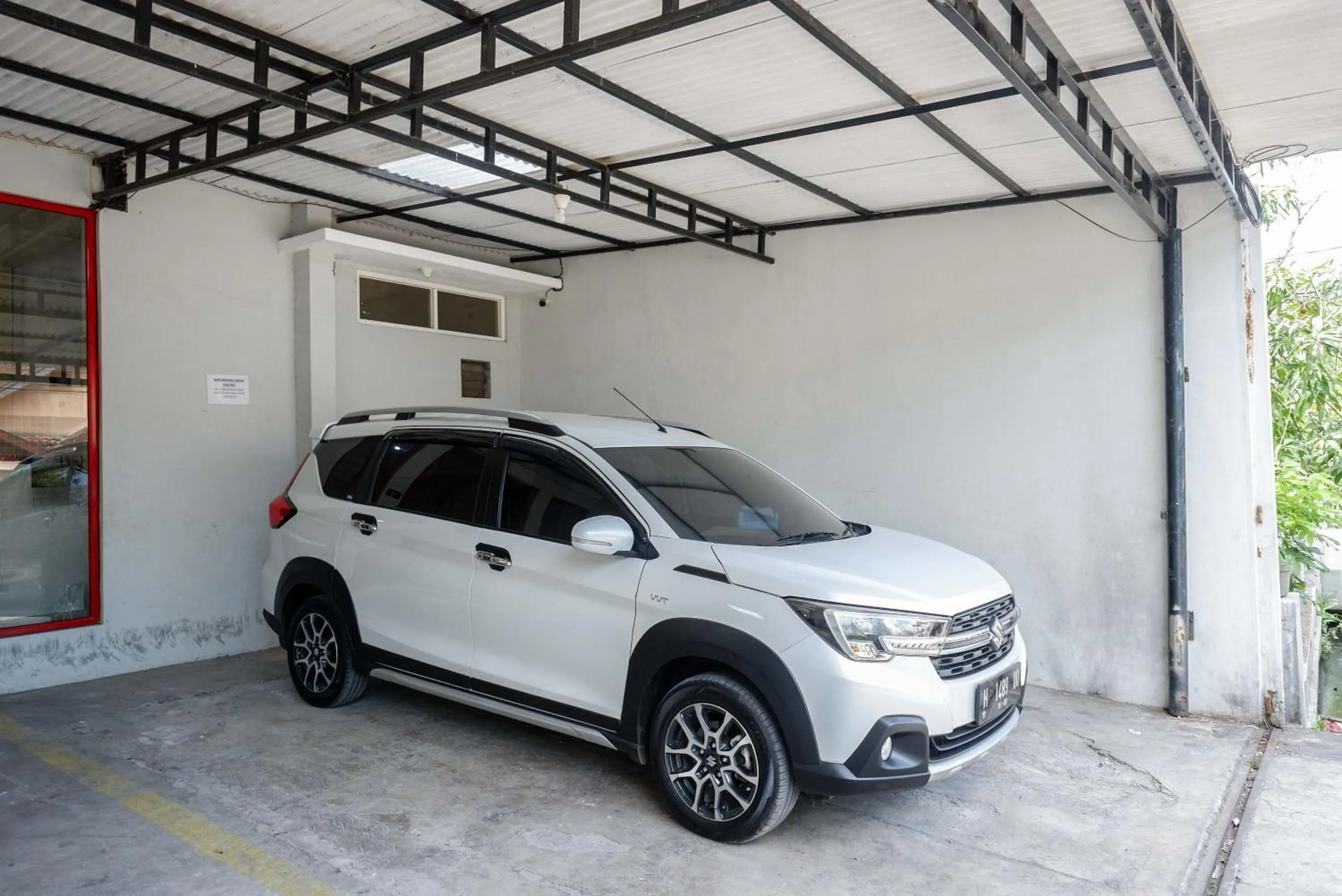 Parking in RedDoorz near Bandara Ahmad Yani Semarang