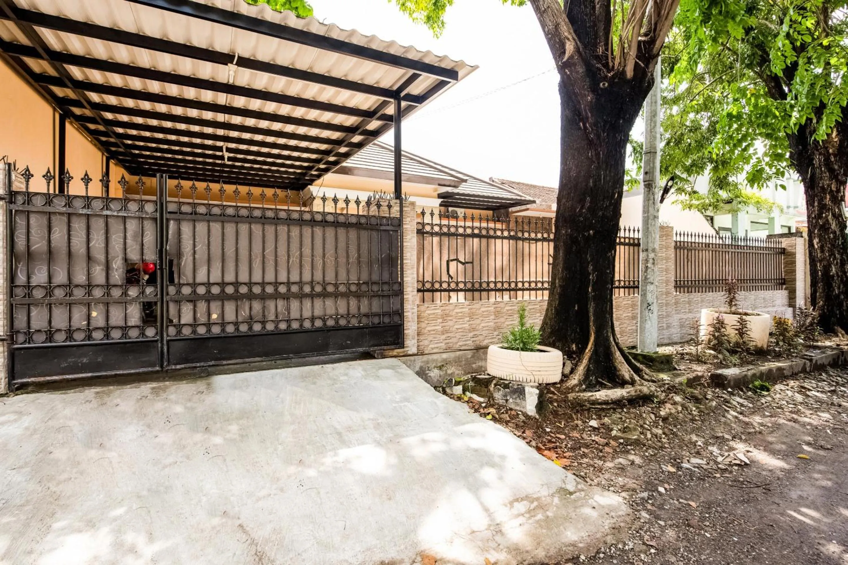 Facade/entrance in OYO Life 3398 Griya RM 19 Syariah