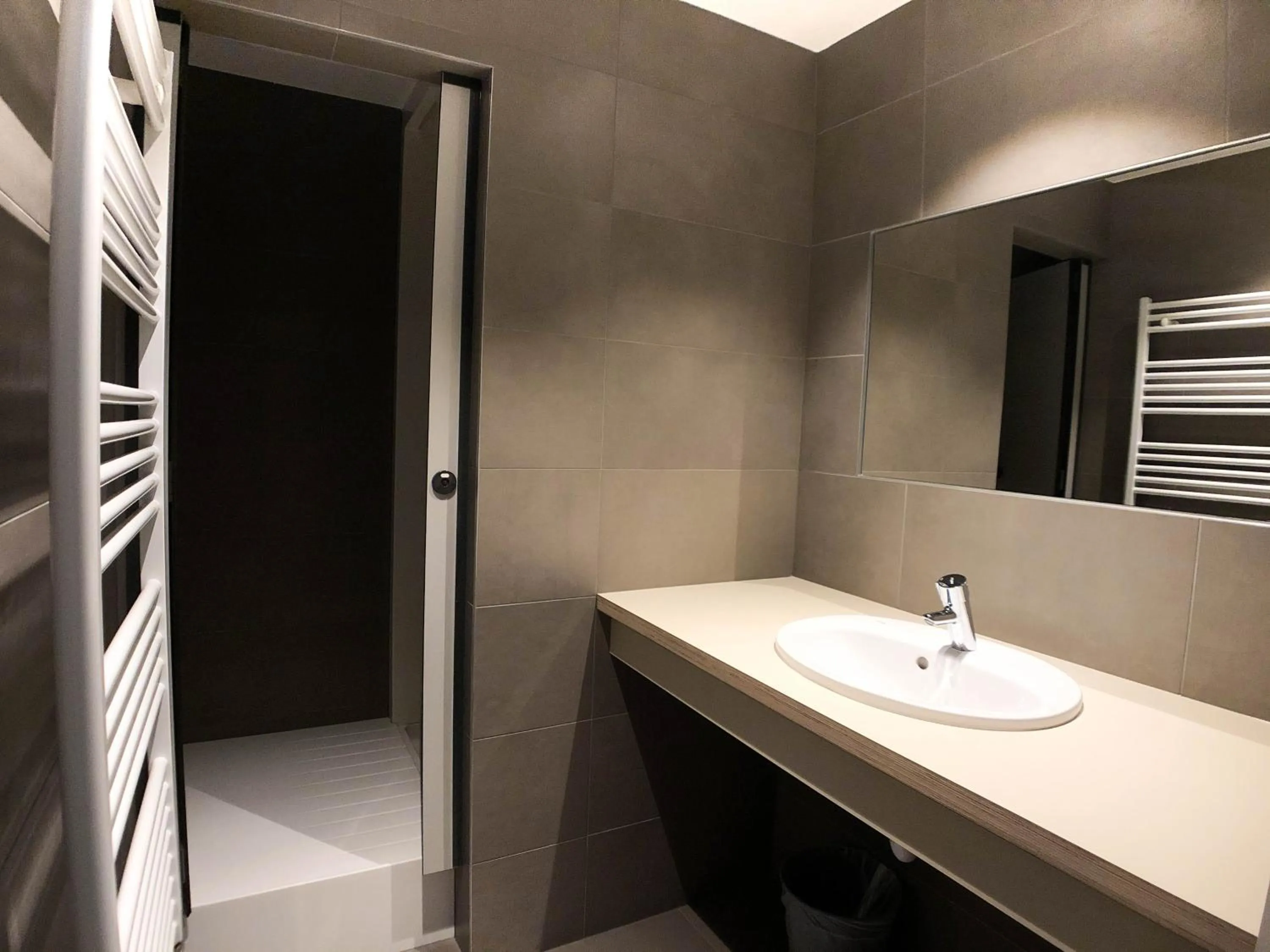 Shower in HI Brussels Generation Europe Hostel