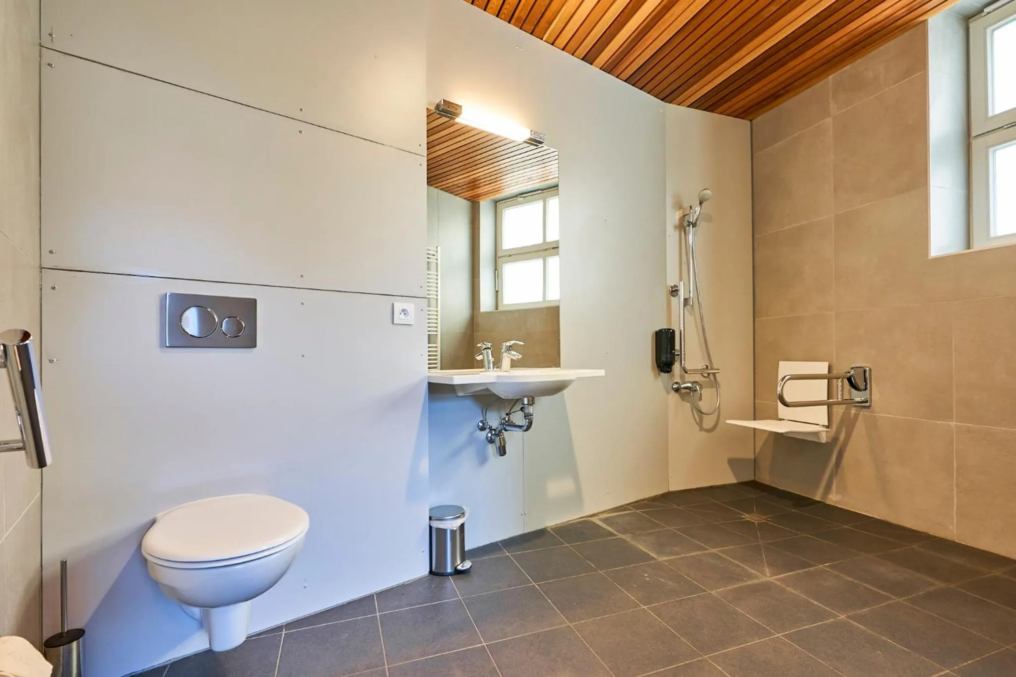 Bathroom in HI Brussels Jacques Brel Hostel