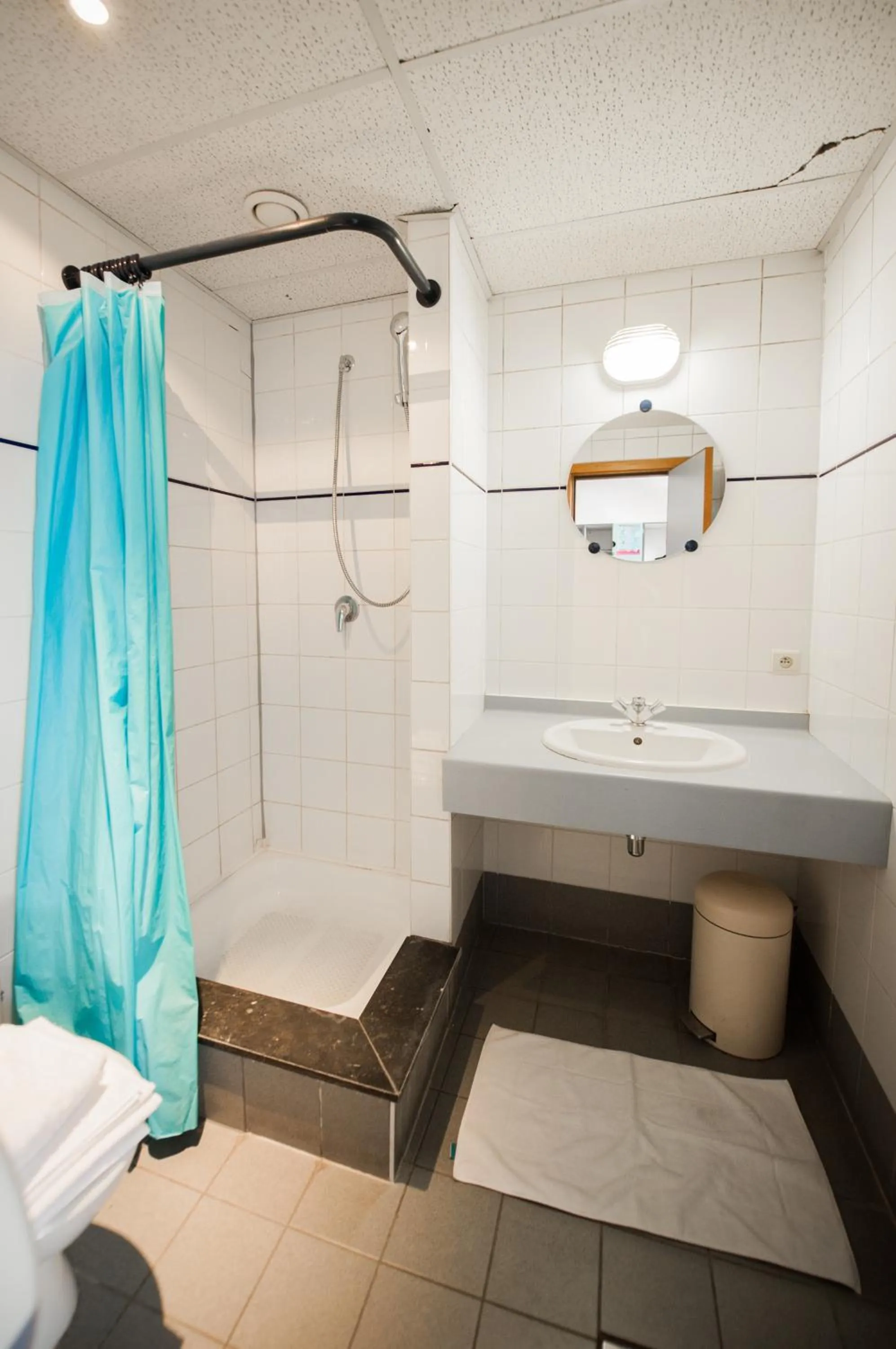 Shower in HI Brussels Jacques Brel Hostel
