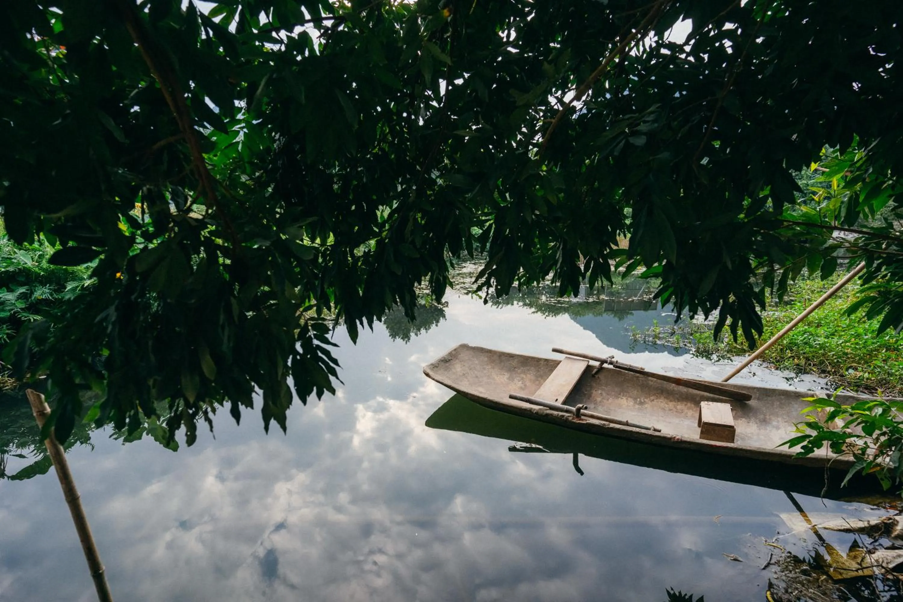 Canoeing in Trang An Freedom Hood